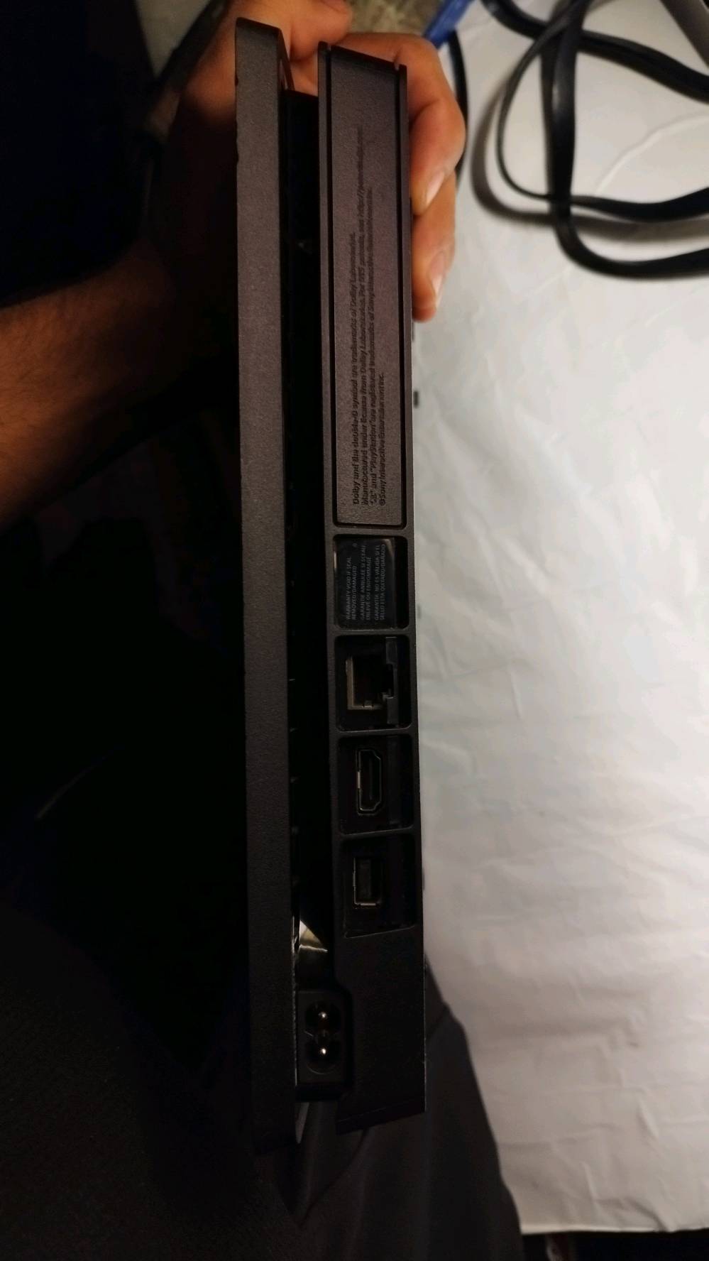 جهاز بلايستيشن 4 سلم اخو الجديد 1 تيرا وويا قرص
 الجهاز ما مفتوح ابد افحص و شوف 
يجي ويه الجهاز كيبل Hd اصلي طويل 
و قرص ريمبوسكس نضيف ما بي ولا شخط 
و كيبل شحن طويل لليده
ويده اصليه ما مصلحه ابد 
الجهاز مال جناي يعني ما تعبان ابد 
وياه كارتون 
نظام الجهاز 13.04 
الجهاز تاخذه و تنام ما تفكر ب اي شي 
السعر 250 وبي مجال بسيط حگ الجيه 
متواجد وتساب فقط
الموقع-البصرة الجبيلة
 ***********-0772344520
