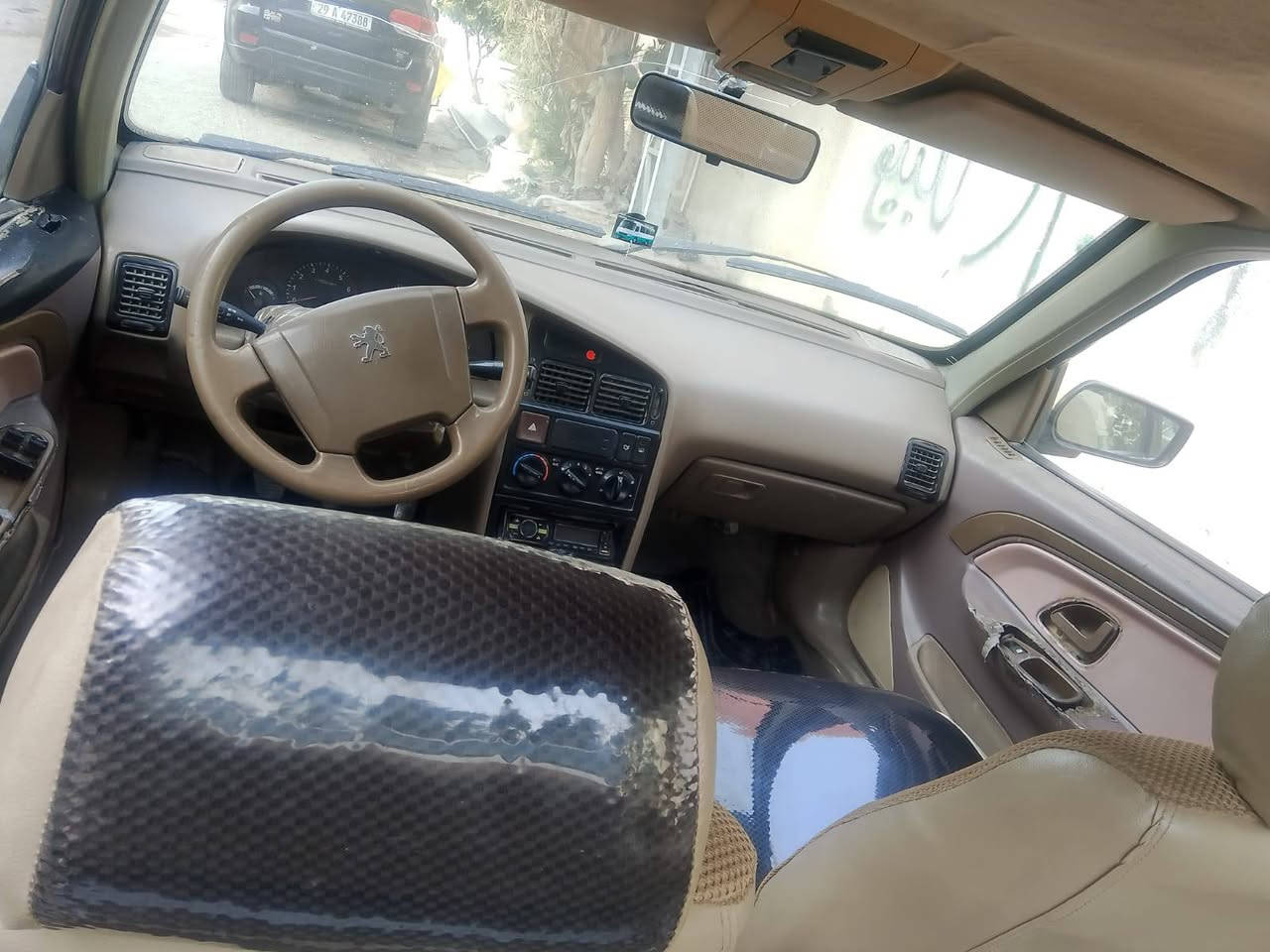 السلام عليكم للبيع بيجو مديل 2013 رقم بغداد السيارة جاهزه كير مكينه بجيس حداديه  جديده تخم تاير جديد دوشمه جديده السياره راعيه ماندله اكفله سرقه وعشائر السعر 22وبيه مجال ***********
