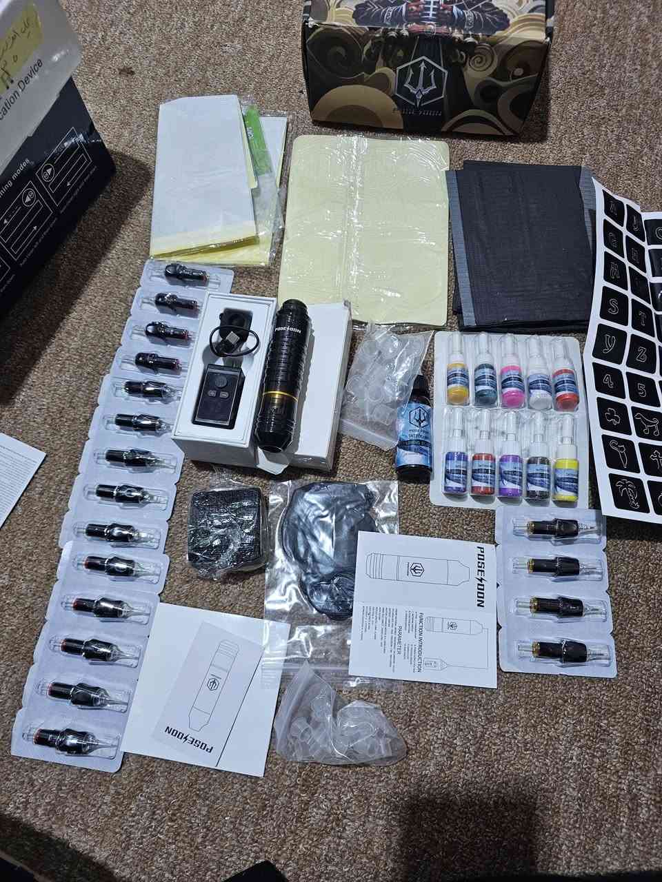 متوفر جهاز وشم جديد غير مستخدم كامل مع الاحبار الابر 
جهاز الوشم الاحترافي POSEIDON 🔥
قوة • دقة • تحكم كامل بين يديك
إذا تبحث عن أداء ثابت ونتائج احترافية…
بوسايدون هو اختيارك المثالي ✔️
✅ لاسلكي 100% لحرية حركة كاملة
✅ محرك قوي وثابت بدون اهتزاز
✅ تحكم دقيق بالسرعة (شاشة رقمية واضحة)
✅ بطارية تدوم لساعات عمل طويلة
✅ تصميم مريح وخفيف لليد
🎁 الكِت كامل ويحتوي على:
• الجهاز
• إبر متعددة الاستخدام
• بطارية قابلة للشحن
• قفازات + حبر + قاعدة تدريب
• كتيب تعليمات
سواء كنت مبتدئ أو محترف…
هذا الجهاز راح يرتقي بمستواك خطوة لقدام 🚀
📩 للحجز والاستفسار راسلنا خاص
🚚 توصيل لجميع المحافظات
@أبرز المعجبين 
#جهاز_وشم


**إذا كنت صاحب هذا الإعلان وتريد حذفه لأي سبب، رجاءا أرسل رسالة إلى الدعم الفني**