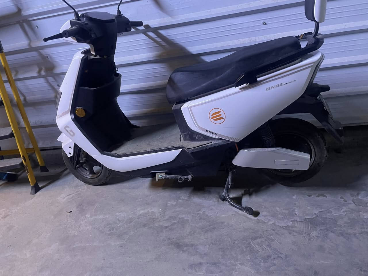 السلام عليكم دراجه شحن للبيع اخون الدراجه جديده الله شاهد وبطارياته ممتازه دبل سويج ٦ بطاريه لاستفسار *********** السعر ٤٥٠ الف مكاني البياع
