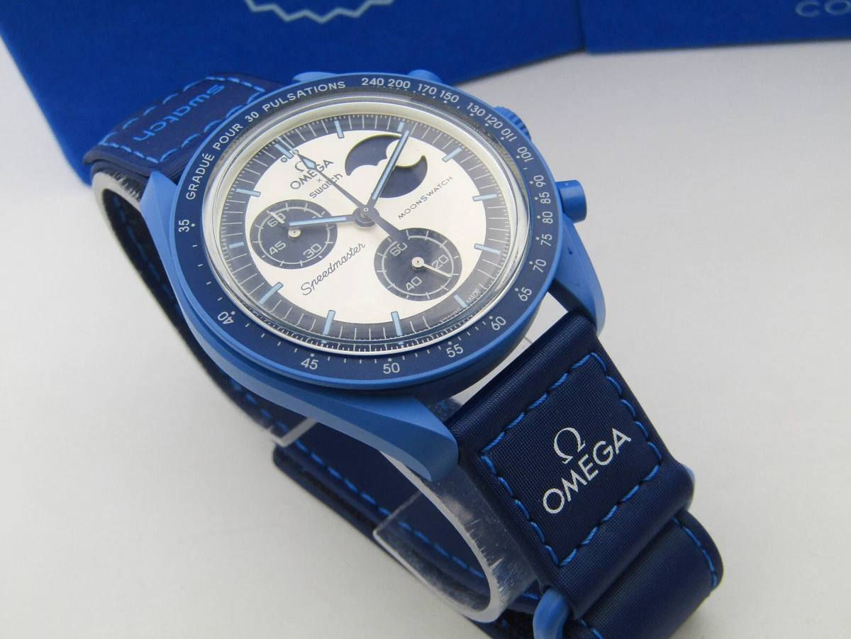 للبيع قطعة نادرة لعشاق الساعات - أوميغا سواتش (Mission to the Super Blue Moonphase) 🌕💙
لعشاق التميز والقطع المحدودة، متوفرة حالياً ساعة Omega x Swatch النسخة الحصرية والمطلوبة جداً (Super Blue). هذه القطعة ليست مجرد ساعة، بل هي إصدار خاص بميزة "أطوار القمر" ولون أزرق ملكي مميز جداً.
​مواصفات الساعة:
✅ الموديل: Bioceramic MoonSwatch - Mission to the Super Blue Moonphase.
✅ الحالة: ( جديدة بالنايلون /فقط مفحوصة).
✅ الملحقات: العلبة الأصلية، الكتيبات، وضمان الشركة (Full Set).
✅ المميزات: تحتوي على مقياس نبضات القلب (Pulsometer) وقرص يوضح حركة القمر، وتتوهج تحت الأشعة فوق البنفسجية بتفاصيل مخفية مذهلة.
✅ الأصالة: الساعة أصلية 100% ومفحوصة (شعار S المحفور محفور داخل الزجاجة).
​السعر المطلوب: (ضع السعر هنا، مثلاً: ٧٠٠ الف دينار عراقي) 
​المكان بغداد الكرخ
واتساب ***********
