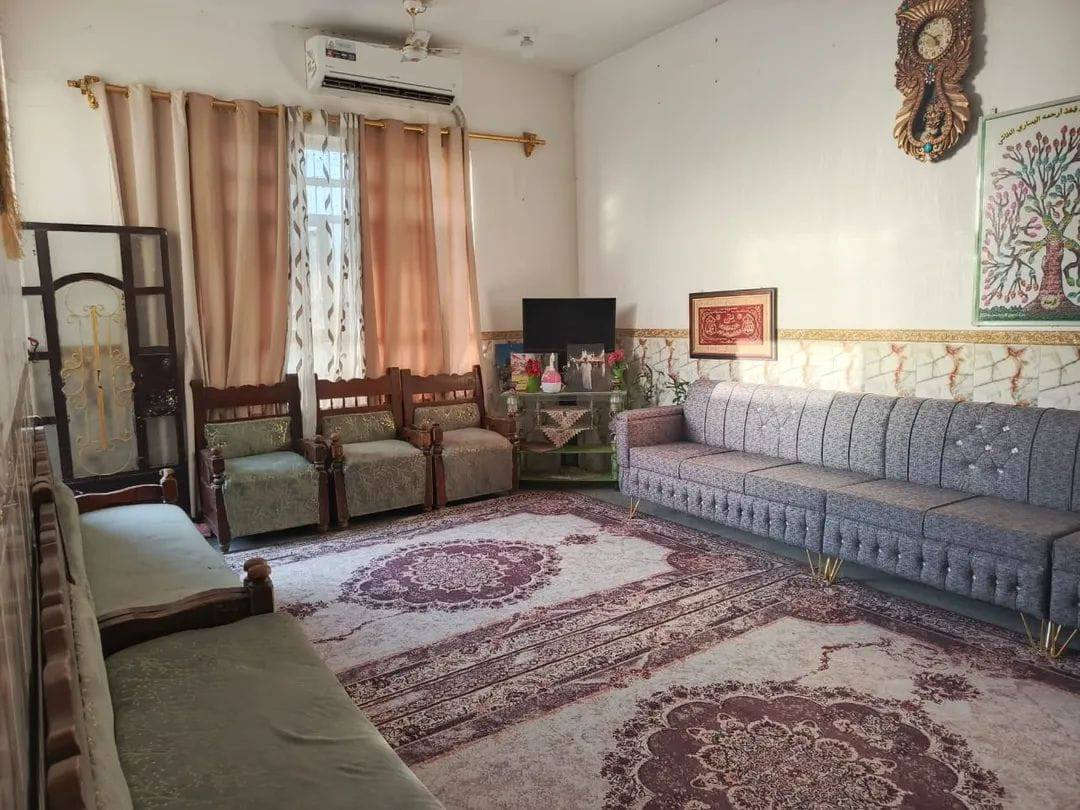 بيت للبيع مساحة 200متر في طريق ابوالجاسم حي المنتظر يبعد عن الشارع العام 75 متر البيت طابقين الطابق الاول
غرفتين نوم 
صالة 
استقبال
ومطبخ 
صيحات خارجية وداخلية 

الطابق الثاني يحتوي على 
غرفتين نوم
صالة 
صحيات
السعر63 وقابل للتفاوض للاستفسار زورونا في مكتبنا الواقع مقابيل جملة القاسم أو الاتصال على الارقام التاليه:
***********ياسر الزيدي 
‏‪***********‬‏عباس السعدي
