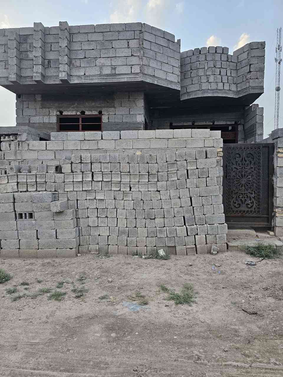السلام عليكم بيت طابو زراعي سند ٢٥ المساحه ١٥٠ متر مع بتلو مساحه ١٠٠ متر المكان نهايه حي العسكري السعر عله رقم الهاتف ***********

