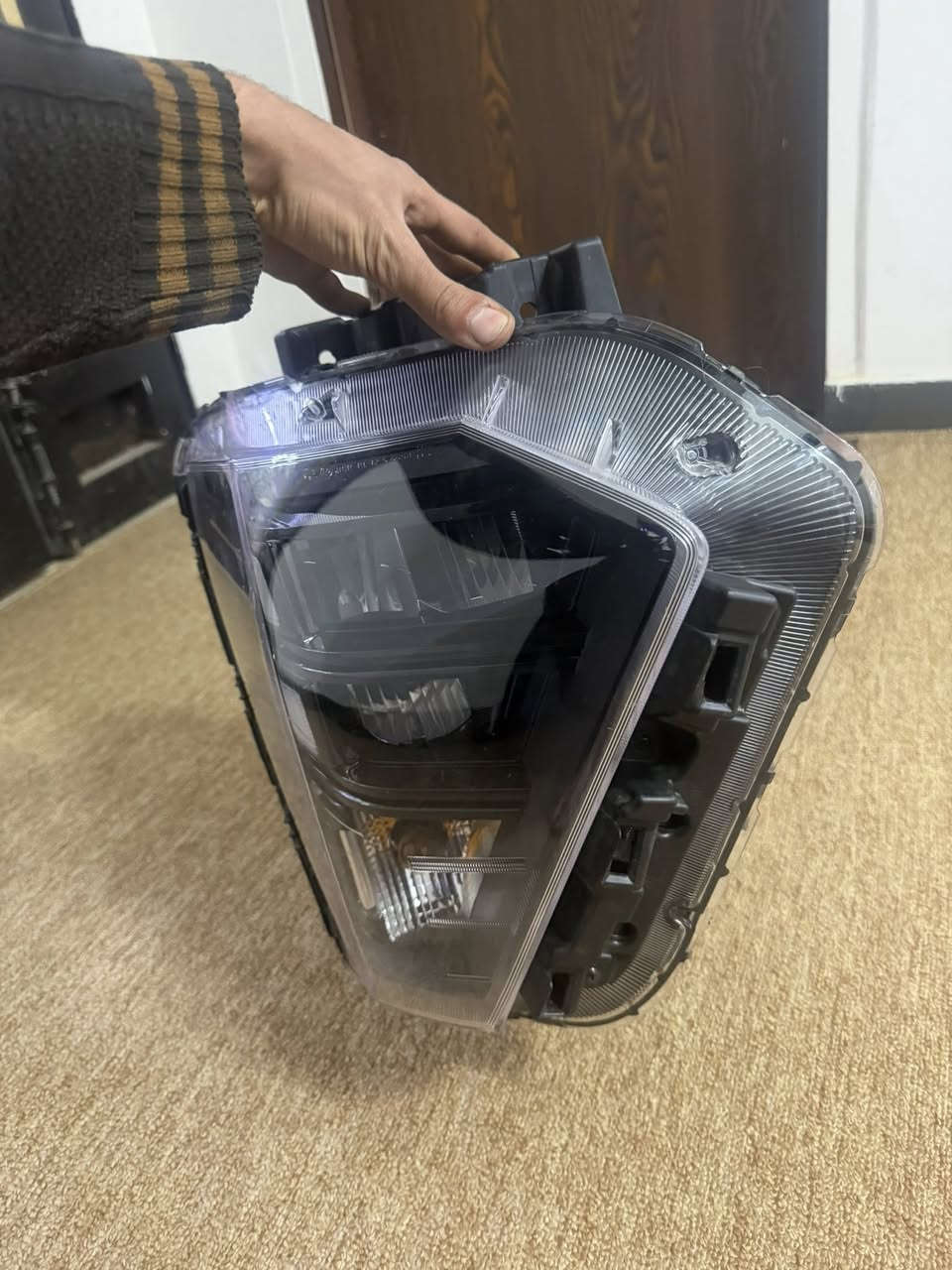 لايت كونا جه الصدر نضيف وشغال  مابي اي عطل ب150 وبي مجال متوفر توصيل راسل واتساب وتدلل***********
