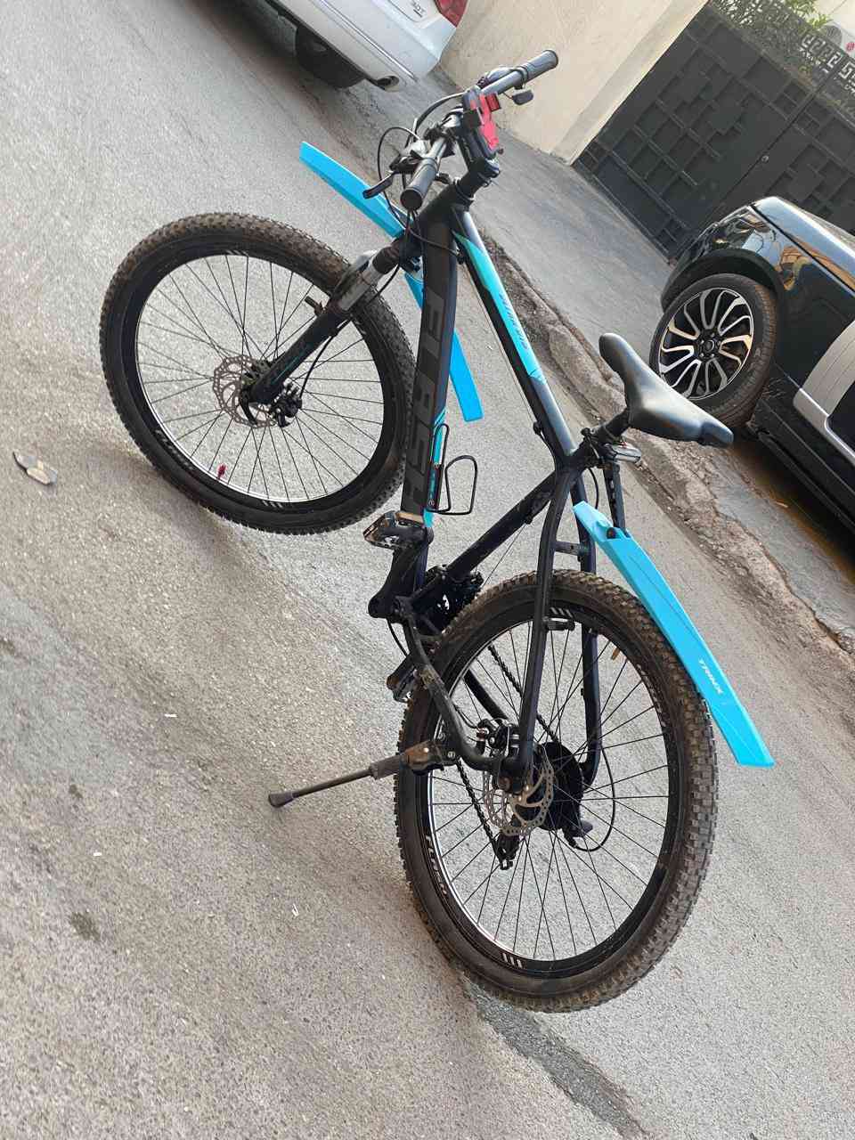 السلام عليكم
للبيع دراجه هوائيه 
هيكل كامل من الألمنيوم 
مخصص جبلي +سباقات 
7 نمر خلفيه +3 اماميه 
حجم 26 نوع البايسكل من شركه فلاش شركه معروفه 
حاله الدراجه الهوائيه جيد جداا
السعر 150 الف 
بغداد /الكراده 
***********
