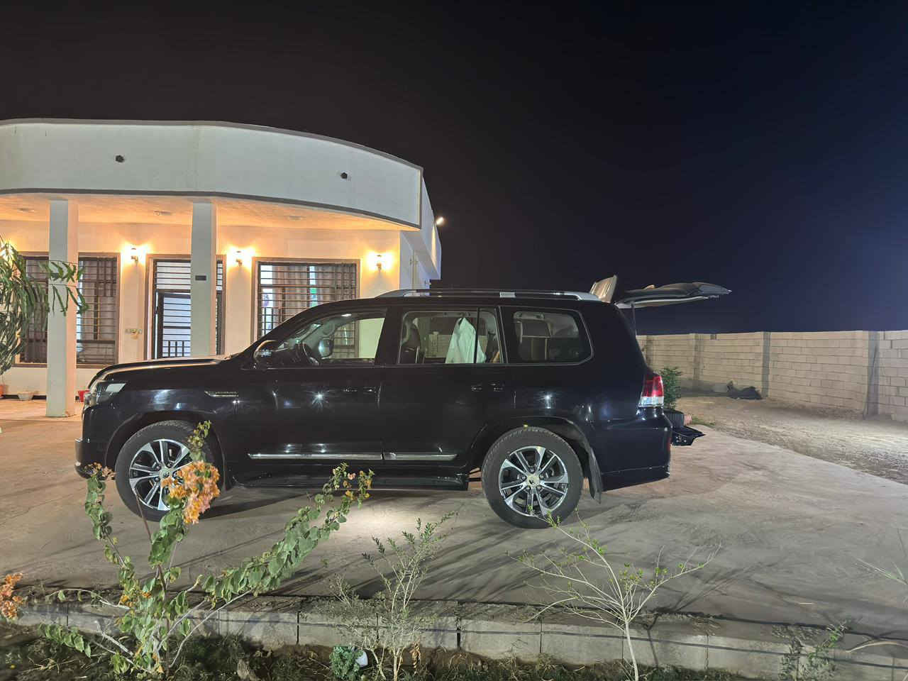 لاندكروز 2020
GXR بحريني
٦ سلندر
ماشية ١٠٠ 
مكفولة من الصبغ والحار
السعر ٦٠ الف دولار وبيع مجال 
الاتصال ع الرقم ***********
