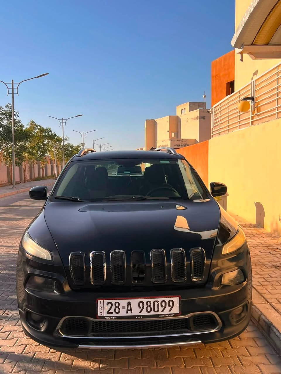 للبيع فقط
جيب شيروكي 2018 
رقم نجف حرة بأسمي 
محرك 2400 
مواصفات عادية 
ماشيه 128 الف كيلو 
ضربتها واضحه بالصور 
بنيد و جاملغ بارد
بالعراق صبغ الابواب اليسار فقط 
السعر 110 و بيها مجال بسيط 
مكانها بالنجف 
***********

