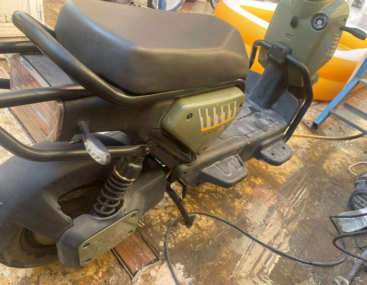 للبيع دراجة Alkuro أصلية بحالة ممتازة ونظيفة جداً (لون زيتوني) 🚲⚡
دراجة شحن Alkuro أصلية، لون زيتوني مميز. الدراجة مستخدمة استخدام شخصي خفيف (أقل من سنة) وبحالة فنية نظيفة جداً وجاهزة للعمل مباشرة (شغل واطلع).
كفاءة البطارية: بحالة ممتازة، تقطع مسافات طويلة وبكفاءة عالية.
المواصفات: إضاءة عدسات دائرية مزدوجة LED قوية، تشغيل ذكي، إطارات جوبلس أصلية بحالة ممتازة، الشاحنة الأصلية والمرايا متوفرة كاملة.
سبب البيع: الرغبة في التحديث لشراء موديل آخر.
الموقع: بغداد - الشعب.
السعر: 600,000 دينار عراقي (وبيه مجال للتفاوض مع الشراي).
للتواصل: المراسله على الخاص


**إذا كنت صاحب هذا الإعلان وتريد حذفه لأي سبب، رجاءا أرسل رسالة إلى الدعم الفني**