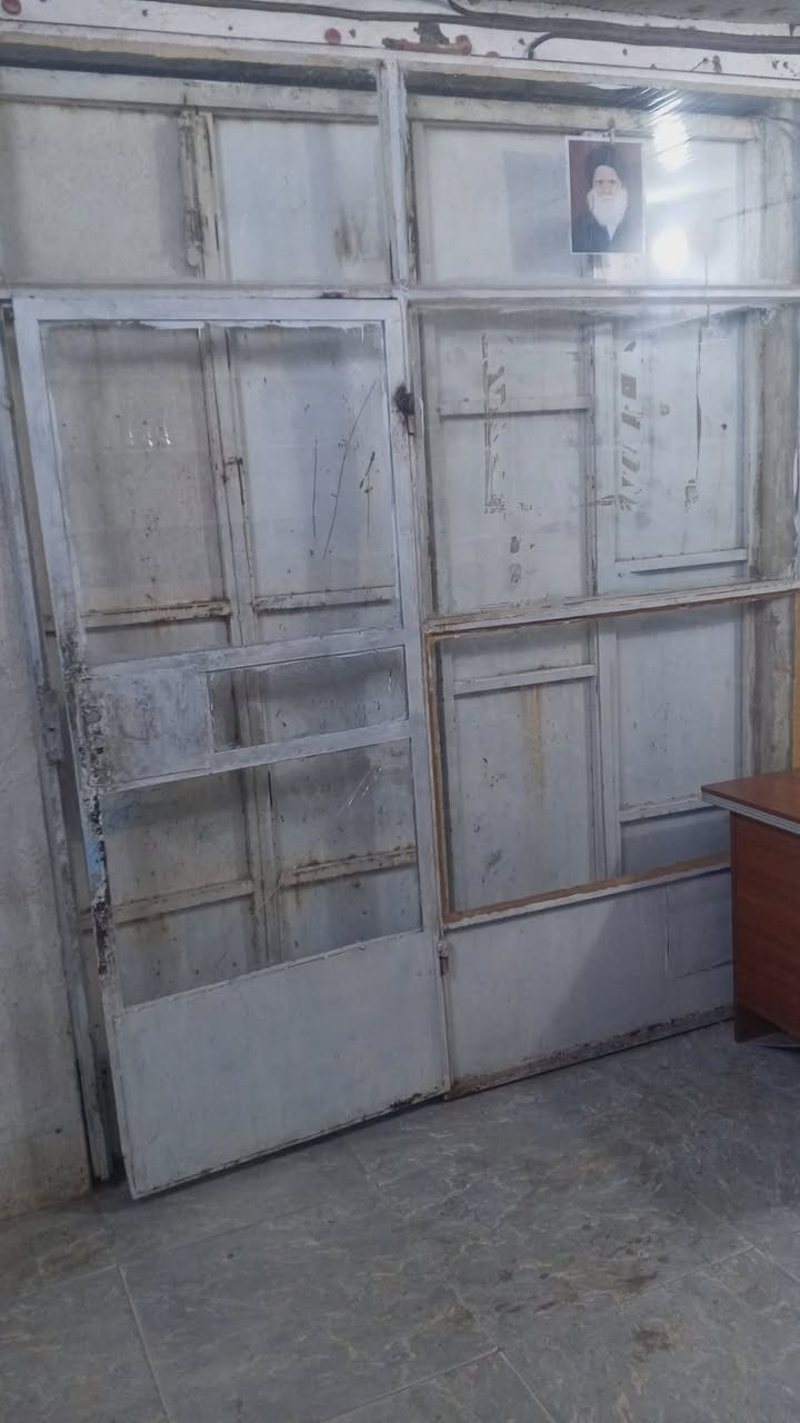 السلام عليكم غراض للبيع نضيفات كلش + رفوف خشب مصبوغات الباب جام عرضه 2500ارتفاع3 للاستفسار اتصال ***********

