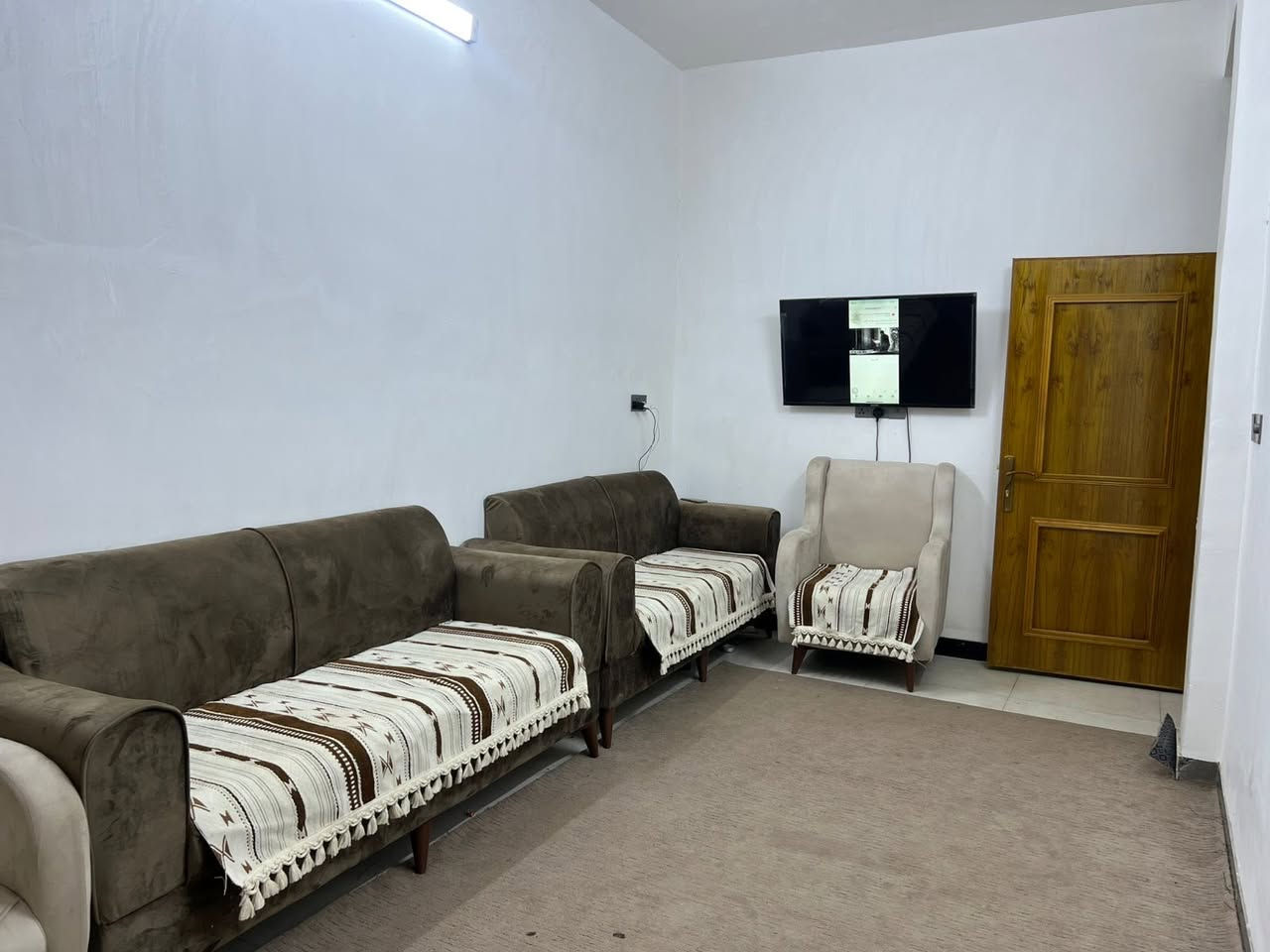 السلام عليكم
للبيع طابقين ٩٥ متر الواجهة ٤ وربع وبعدين تفتح توصل ٥ امتار من جوه 
الطابق الارضي // تواليت +استقبال + ممر+ صالة + غرفة + منور + حمام 
الطابق الاول // ٢ غرف نوم وحمام وصالة  
 البيتونة سندويج مسويها مخزن جبيرة 
نقص فقط كاشي الطابق الاول وستارة
الباقي كله درجة اولى 
العنوان/ حي الكوفة شارع الصورة فرع محطة الهدى ثاني بيت عن المحطة 
***********
— في ‏بغداد‏.
