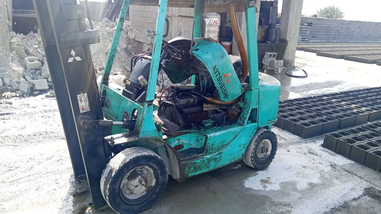 سلام عليكم رافعه شوكية للبيع موديل 2002 مكفوالة 3حركات مكينة بلادية فور اس  جب عالي 3سلايتات اتصل***********
