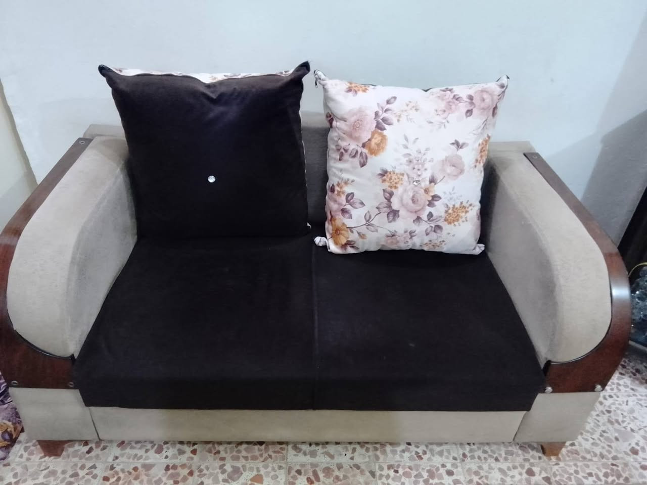 تخم للبيع لاخسف ولاكسر 
سعره ٢٣٠ 
***********
