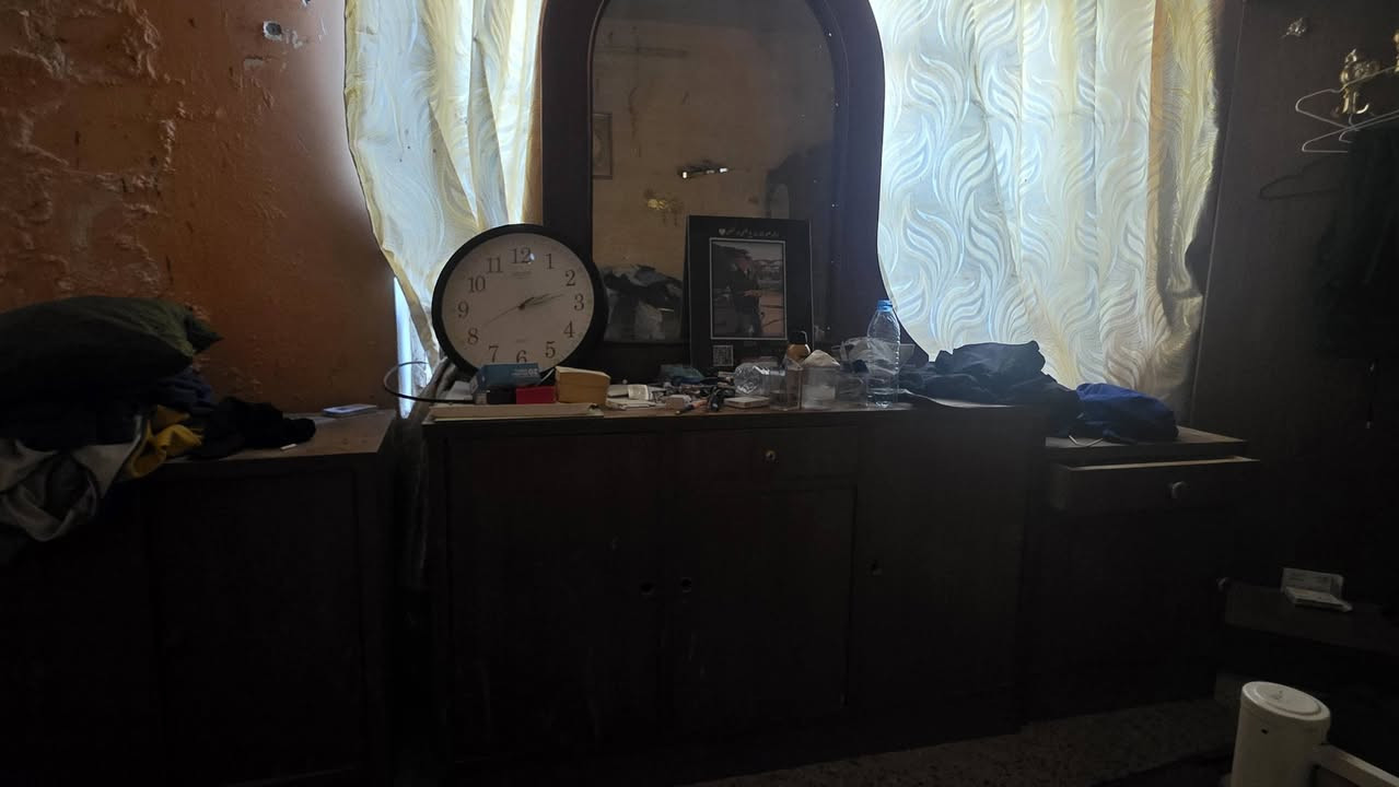 الغرفة الاولى ..
غرفة نوم مودرن فخمة للبيع بحالة ممتازة - عنابي وأسود ملكي 👑
​دولاب ملابس كبير جداً: أبواب سحاب (سلايد) موفرة للمساحة، مع مرايا كبيرة في المنتصف منقوشة بالليزر. يحتوي على أرفف مكشوفة جانبية للعرض 
​سرير مزدوج: مع خلفية (تاج) منجدة بالكامل قماش مخملي كابيتونيه (Tufte) باللون العنابي الجذاب، مريحة جداً وشيك
​2 كمدينو: مدمجين مع تصميم السرير، يحتويان على أدراج (بحاجة لتركيب مقابض لبعض الأدراج).
​تسريحة (بيرو): مرآة كبيرة ببرواز عنابي لامع، مع أدراج واسعة لتخزين المكياج والأغراض
​بوف (مقعد): منجد كابيتونيه نفس خامة خلفية السرير، يوضع أمام السرير أو التسريحة.
​الحالة: الغرفة نظيفة ومستعملة استعمال حشمة، الخشب متين، وبحالة عامة جيدة جداً (كما هو واضح في الصور).
​🔹 السعر المطلـوب: [مليونين] (قابل للتفاوض البسيط)
🔹 الموقع/العنوان: [خلف المجمع الطبي]
🔹 النقل والفك: على المشتري.
للتواصل والاستفسار، يرجى إرسال رسالة خاصة أو الاتصال على الرقم: [***********]

الغرفة الثانية 
للراغبين في المتانة والمساحات الكبيرة، معروض للبيع غرفة نوم كلاسيكية من الخشب المتين (طراز قديم ولكنه يعيش طويلاً). الغرفة لون خشب بني طبيعي.
دولاب ملابس ضخم  4 أبواب كبيرة، مع أدراج سفلية في المنتصف ومرآة صغيرة. مساحته واسعة جداً من الداخل.
​تسريحة كبيرة  مرآة بيضاوية كبيرة كلاسيكية، وعدد كبير من الأدراج والخزائن السفلية.
​خزانة إضافية: تظهر بجانب التسريحة يمكن استخدامها ككمدينو كبير أو خزانة أدراج إضافية.
​شماعة ملابس خشبية.
​الحالة: الغرفة قديمة ومستعملة، الخشب بحالة جيدة ومتين ولكنه يحتاج لتنظيف وتلميع وقد يحتاج لبعض الإصلاحات البسيطة لضبط الأدراج. (البيع بدون الأغراض الظاهرة فوق الأثاث وبدون الساعة). الغرفة تباع كما هي في الصور.
​الغرفة مناسبة جداً لمن يبحث عن توفير مساحة تخزين كبيرة في شقة مفروشة، سكن عمال، أو منزل ريفي بسعر اقتصادي.
​🔹 السعر المطلـوب: [500] (لقطة للمستعجل)
🔹 الموقع/العنوان: [خلف المجمع الطبي]
🔹 النقل والفك: على المشتري.
​للتواصل: [***********]
