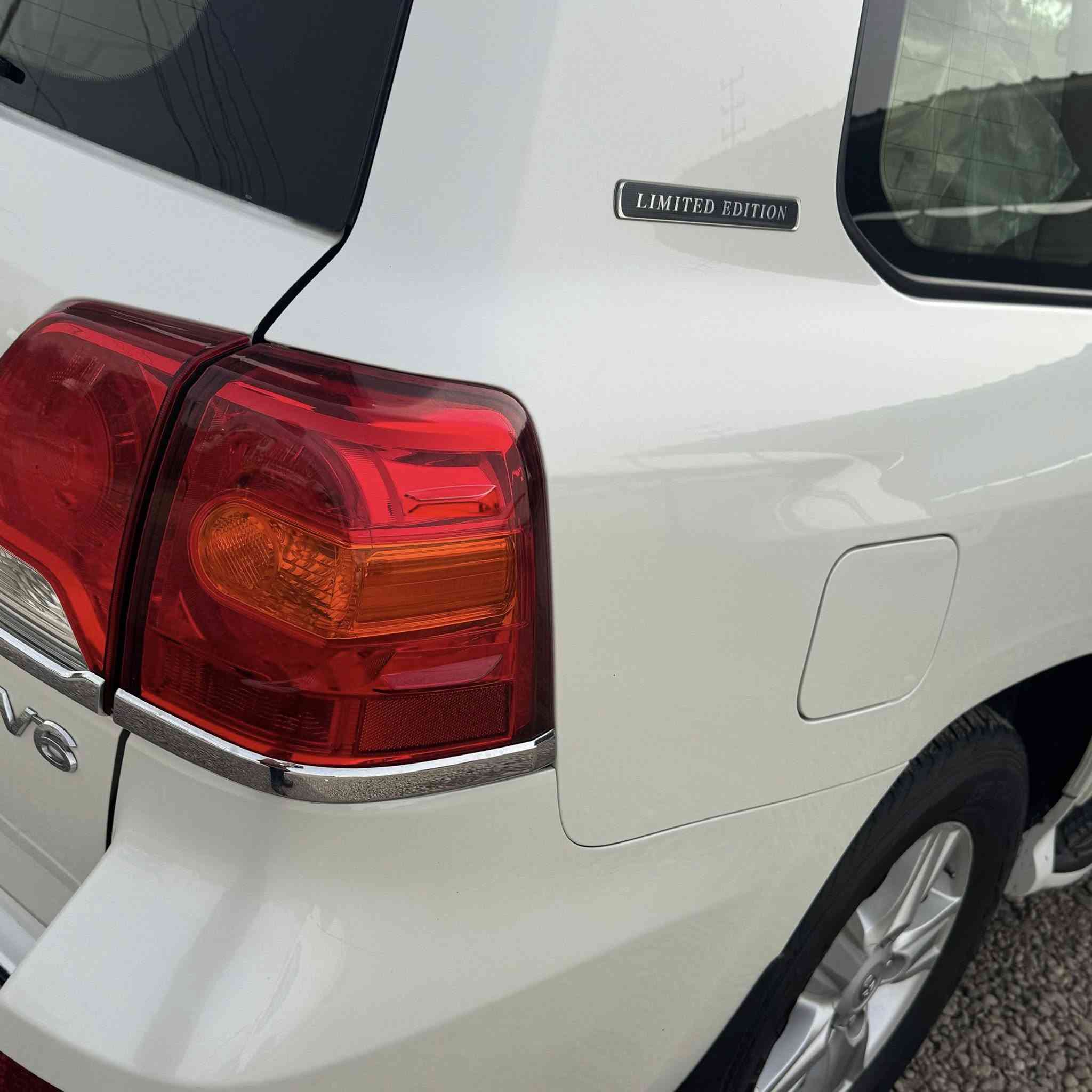 لاندكروز خليجي فطيم 
موديل 2015 
ماشي 130 الف 
مكفوله من صبغ او بارد 
محرك 6 سلندر 
8 ايرباك 
رقم سياره سليمانيه 
مكان سياره بغداد 
تلفون ***********
