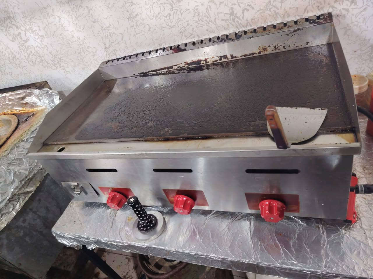 اسلام عليكم 
اغراض كافتيريا  كامله للبيع  شوايه كص مكينة ثرم سلاطه مع الاقراص  مكينة  عجين كابسة صاج ميز عدد 2 سنك  جام خانه عدد 2  كراسي عدد11 طبلات عدد 3  طباخ  عنين كبير   كرين بركل  دباب غاز عدد 2  خلاط  وكاسات مال مقبلات و مجمده  جديده
الاتصال على الارقام
***********
***********
