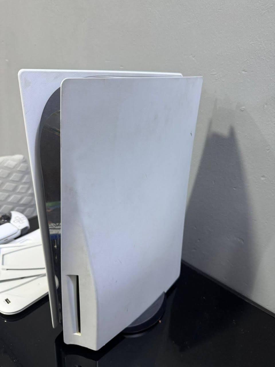 السلام عليكم 
PS5 للبيع 
وياه جوستك الاصلية ، قرص فيفا 22 مجانية
وجوستك ثاني اصلي مو من ضمن الملحقات
  فيفا 24 ب 10 الف والسعرعلى الخاص
 لا يوجد توصيل
 المكان النجف -الحيرة. 
 الرقم 
***********
