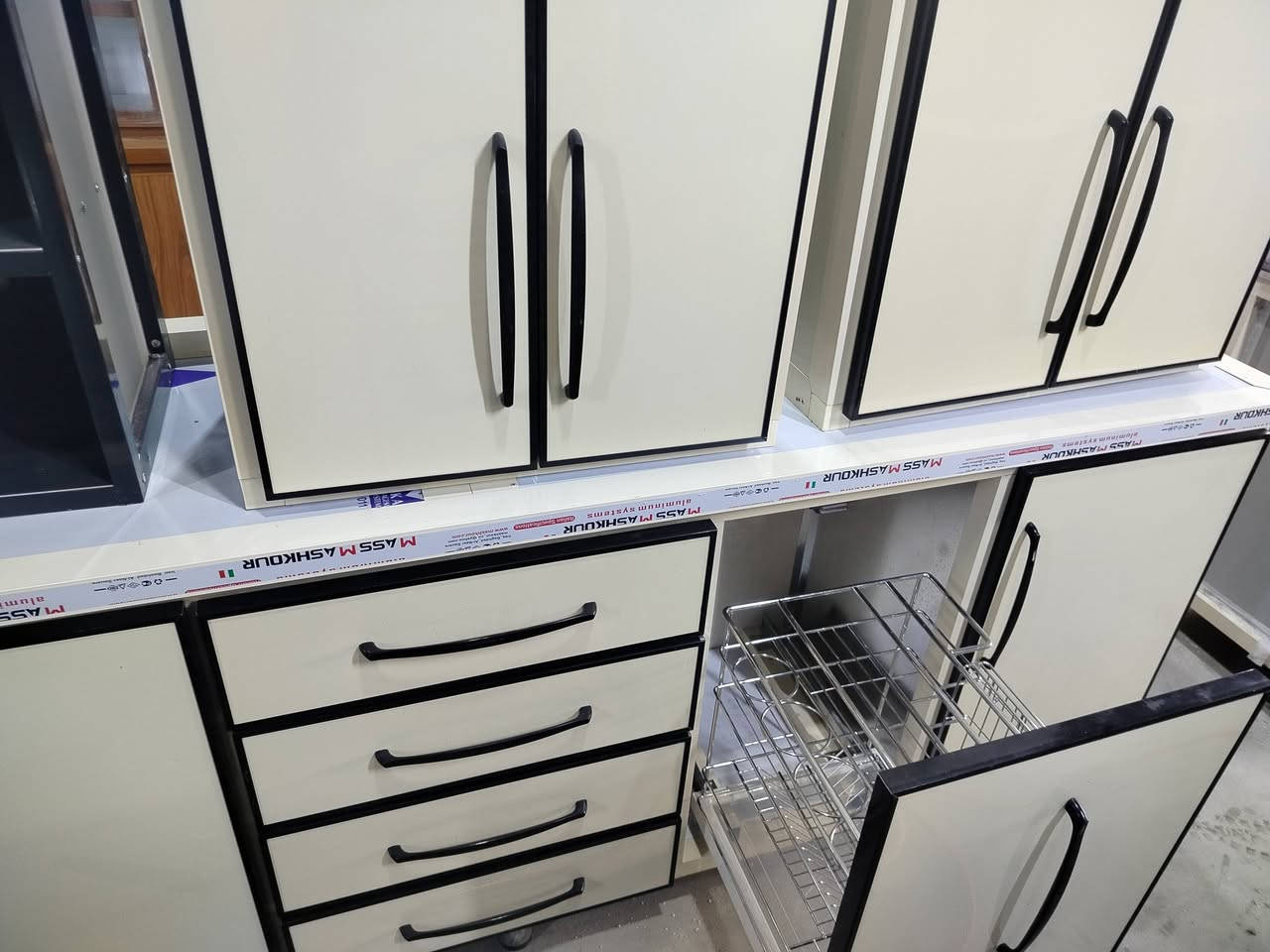 كاونتر 7قطع نضيف جدا نضيف سنك 2ونص فصال تركي عنوان موصل حي الوليد هاتف *********** سعر مليون بي مجال
