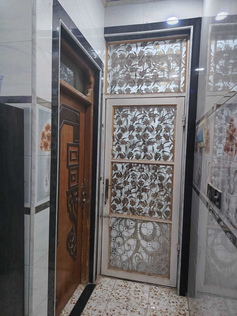 السلام عليكم بيت 100 متر طابق ونص الطابق جوه بنا طابوك صب كونكريت بنا جناي درجه اوله بنا جاهز الممر الطارمه الصحيات المطبخ الصاله سيراميك وحجر وديكورات
الستقبال سيراميك وحجر  ديكورات الغرفه فقط سيراميك متر وعشرين الرضيه الجوه كاشي البايات الدرج مرمر محجر اصلي  النص طابق فوك غرفه وصاله فقط السكف عكاده بس البيت جاهز مكان منطع 51 فريب علي شارع قنبر حرف تي علي ساحه يعني ركن الساحه تي *********** واتساب مفتوح بيت صار سنه من بنيته مال جناي بنيتي بيدي
