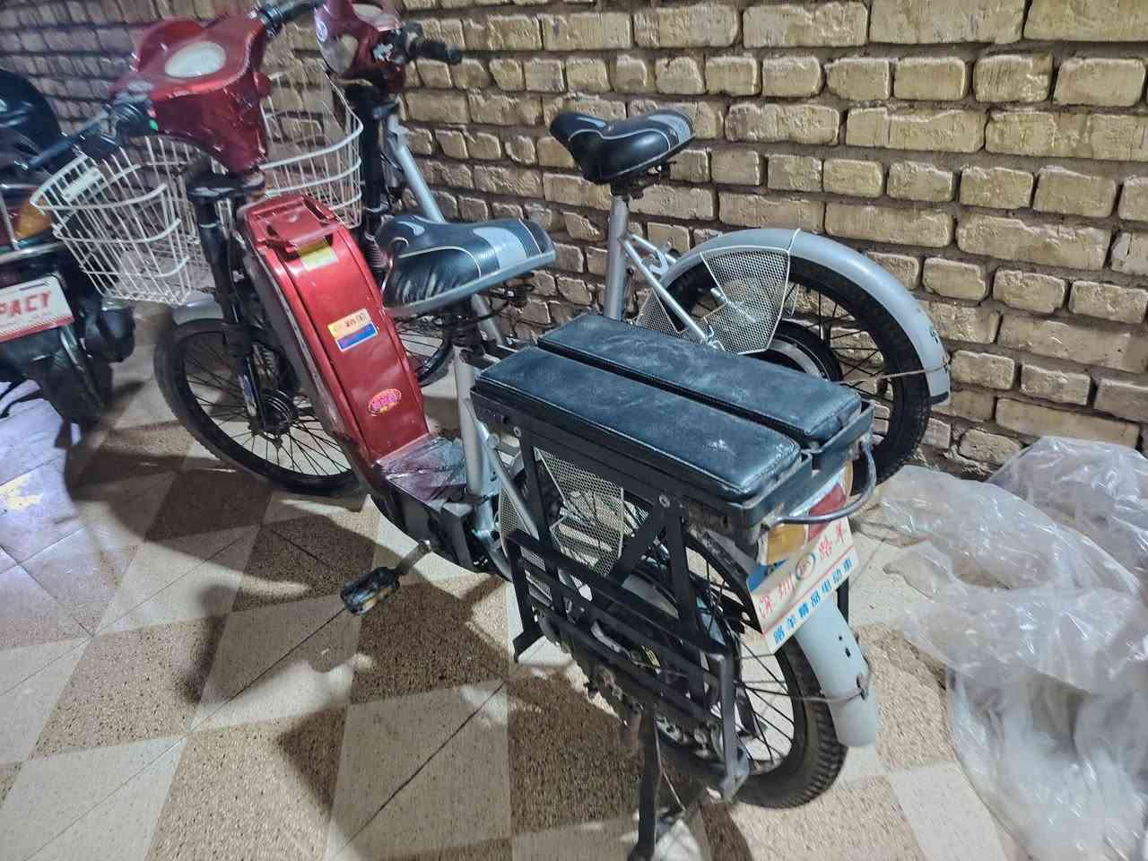 سلام عليكم اخوان ٢ دراجات شحن كهربائيه وزنجيل متروكات ابيعهن على وضعهن نضافه 100/100من الخدش سعرهن ١٠٠ مكاني ميسان
***********
