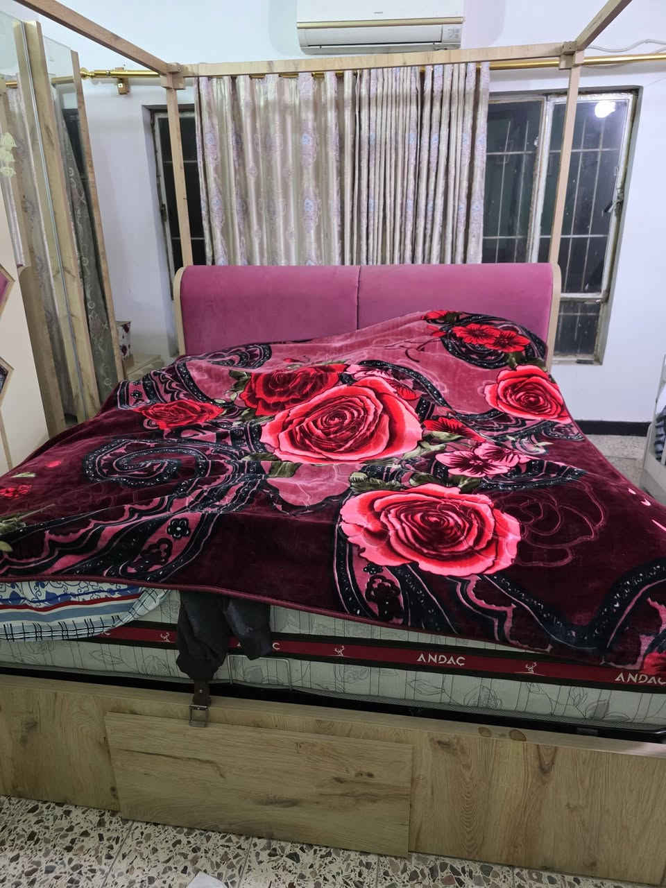 غرفة نوم للبيع
غرفة نوم تركية ٧ قطع سمك ثخين كدامكم الصور بغداد حي 

القاهرة مخزن جو الفراش كلشي كامل ملحق كنتور بردات عل سرير
***********

