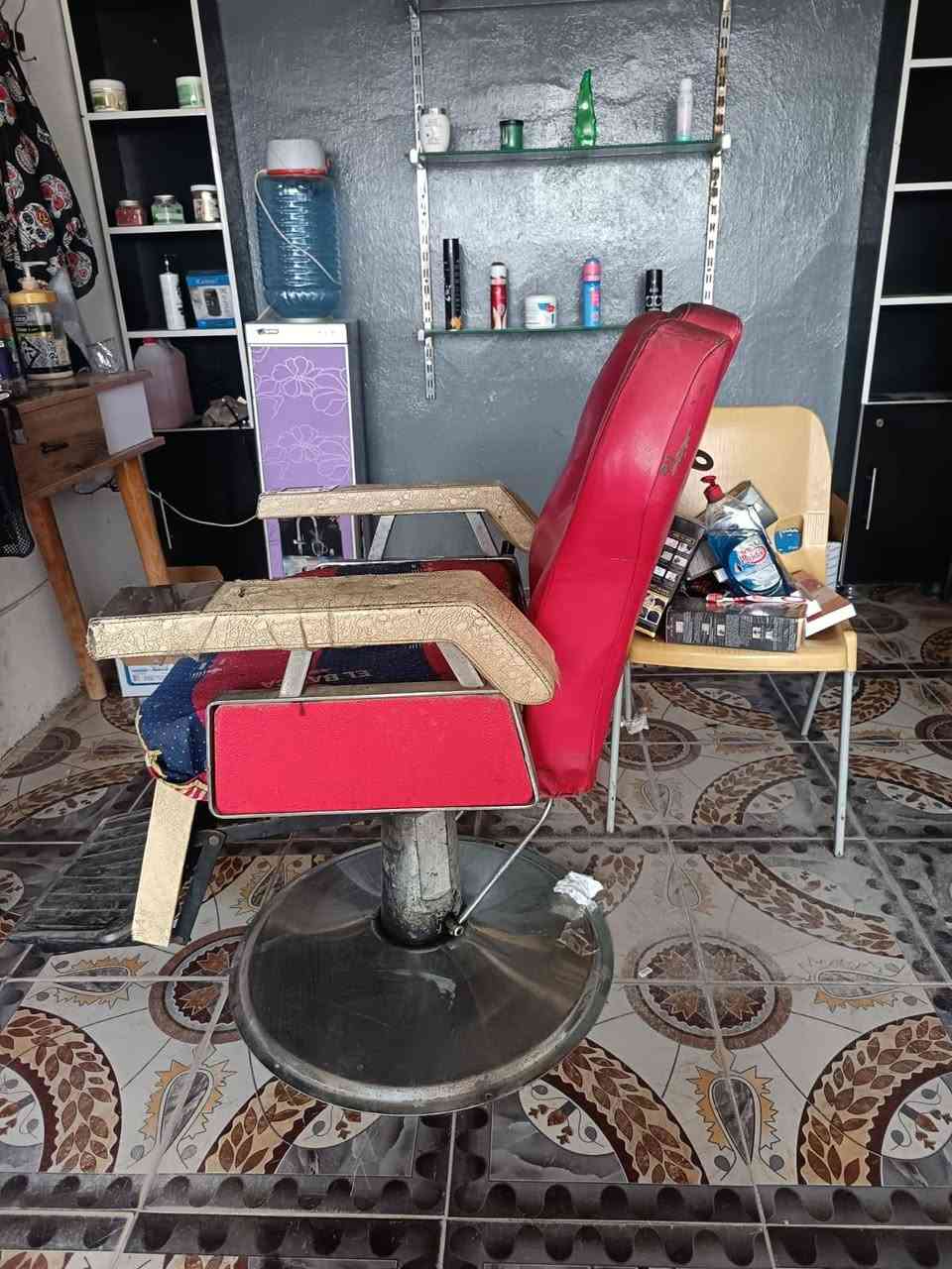 البيع ميز حلاقه عدت 3 كرسي واحد رفوف 2  عنوان ديالئ خان بني سعد رقم لهاتف ***********
