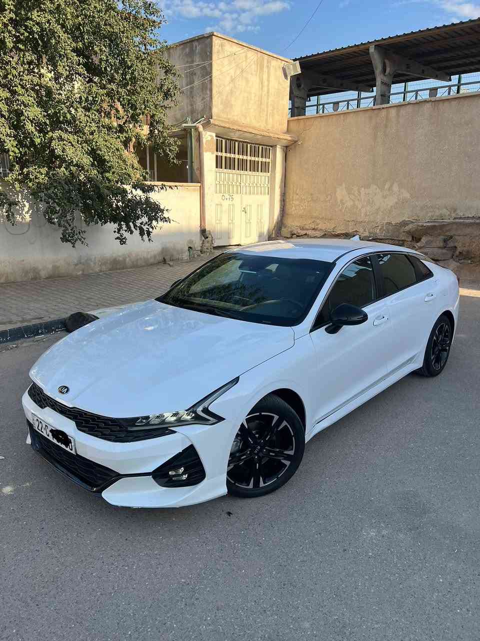 السلام عليكم K5 مديل 2021 وارد امريكي بيه جاملغ وبنيد نفسهن مصلحات لغود وشواصي مكفولات بدون يرباك وبيه مكانين بارد بسيطات موصفات سياره جيتي لاين فول ماعده بنرامه مكينه ١٦٠٠ تيربو مكينه وكير وتبريد وحداديه مكفولات سياره جاهزه من كل نواحي مانقصه برغي ماشيه ٨٠ ميل رقم ربيل بسم شخص تحويل لو وكاله حاضر سنويه 2027 تنتهي 
مكاني بصره📍
 رقم *********** 📞
سعر 165$
