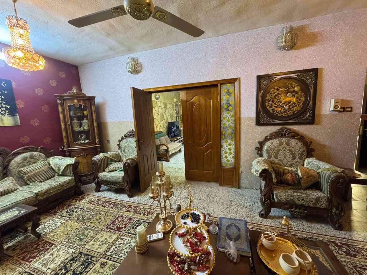 السلام عليكم
بيت 300 متر بصف الركن شارع 15  للبيع طابقين 
الطابق الاول يحتوي على استقبال وصاله ومطبخ وغرفه نوم وحمامين والطابق الثاني يحتوي على غرفتين نوم ومخزن وحمام وسطحين العنوان شهداء البياع شارع المضخه الثاني من افضل مربعات شهداء البياع للاستفسار الاتصال واتساب او خاص على الرقم ***********
