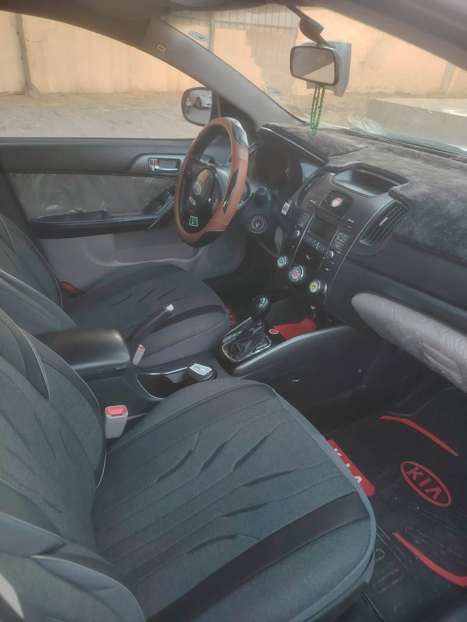 السلام عليكم سيراتو للبيع موديل ١٣ بيها صبغ نص جاملغ جهه السكن امامي سنويه إلى ٢٠٢٨ شرط التحويل السعر ١٠٠ وبيها مجال للاستفسار ***********
