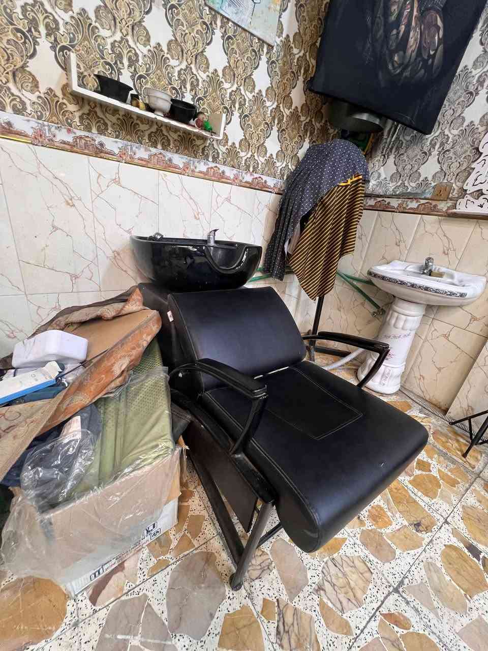 سلام عليكم غراض محل للبيع كامل شلعه
2 كراسي ملكي 
1 كرسي شبح
3 مرايات 
مغسله راس 
عارض 
 3قنفات 
 2سبالت
الي يحب يدخل خاص او الاستفسار على رقم ***********
