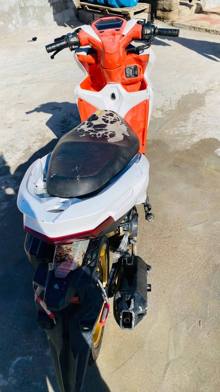 سلام عليكم دراجه للبيع شغاله ما بيهة اي نقص مكاني الكرنه ***********
