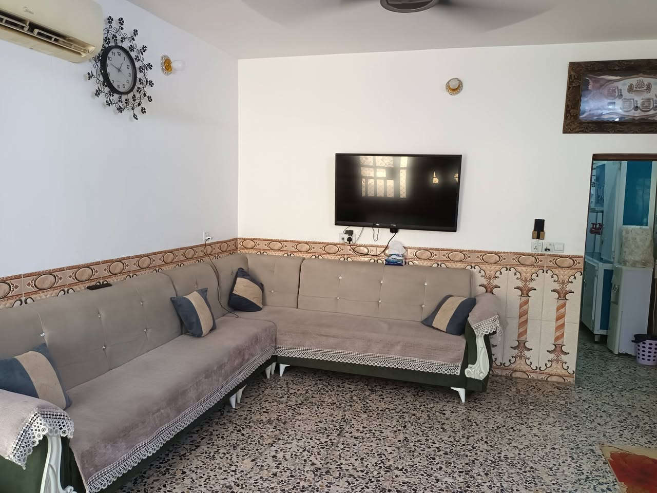 بيت 120 متر يحتوي على وحدتين سكنيه مفصول الطابق الأول عن الثاني 3 غرف نوم زائد استقبال زائد 3 حمامات ومطبخ عدد 2  البيت نظيف جدا  العنوان حي الجهاد الالفين مقابل سوق الأمانة شارع زنجيل للإستفسار الاتصال على الرقم ***********
