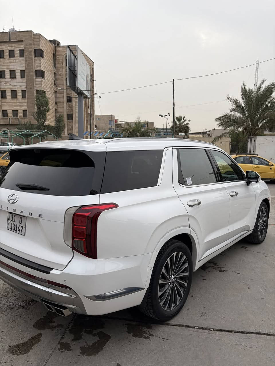 السلام عليكم للبيع هونداي بلسايد موديل 2023 كلكرافي اعلى فئة فول مواصفات 
تتدفئة وتبريد المقاعد 
كشن منفصل 
كشن الساىق مساج 
تتقدم وترجع عن طريق البصمة 
مقاعد الاخيرة كهرباء وتبريد 
رادارات وتحديد مسار السيارة بيه هواية مواصفات واكيد تعرفوه
السيارة مكفولة كفالة عامة من كير ومكينة وبدي حادث السيارة تقرير مياه امطار 5% ومؤشر بأخير صورة خط احمر للدوسة وتقرير امريكا تعمل وتسير وشرط السونار 
السيارة ماشية 33 الف ميل 
مكان السيارة بغداد المنصور 
للاستفسار ***********
