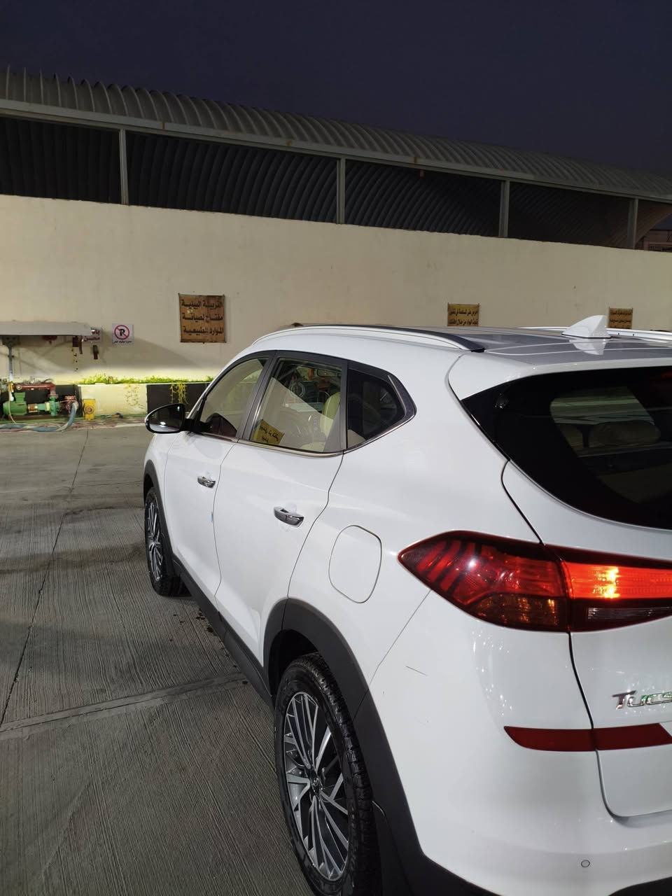 سلام عليكم توسان للبيع موديل 20كفاله عامه عدا خسفه قليله بالجاملف الايمن فول مواصفات عده الفتحه رقم بصره سنويه جديده  خمس عدسات  شركة الكاصد تبريد قطعتين خير من الله تحكمات قياده بصمه ابواب +تشغيل  مكينه الفين السعر 215وبيه مجال للخيرين مكان البصره المركز ***********
