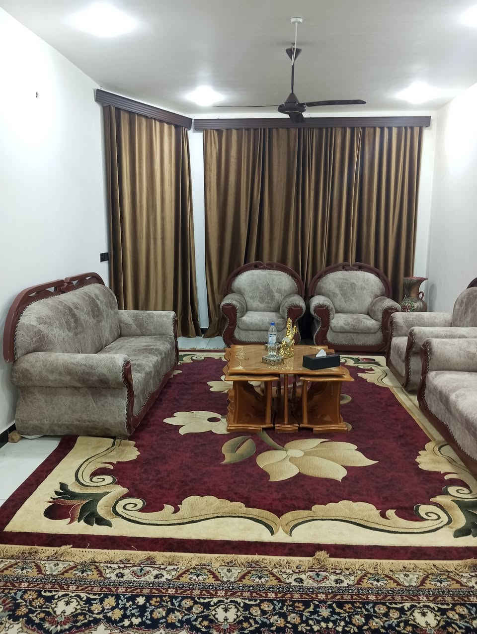 السلام عليكم
تخم كلش نضيف وحلو ومرتب مثل ماموضح كدامكم بالصور السعر 550 وبي مجال مكاني حله حي الجزائر للاستفسار الاتصال على هذا الرقم ***********
