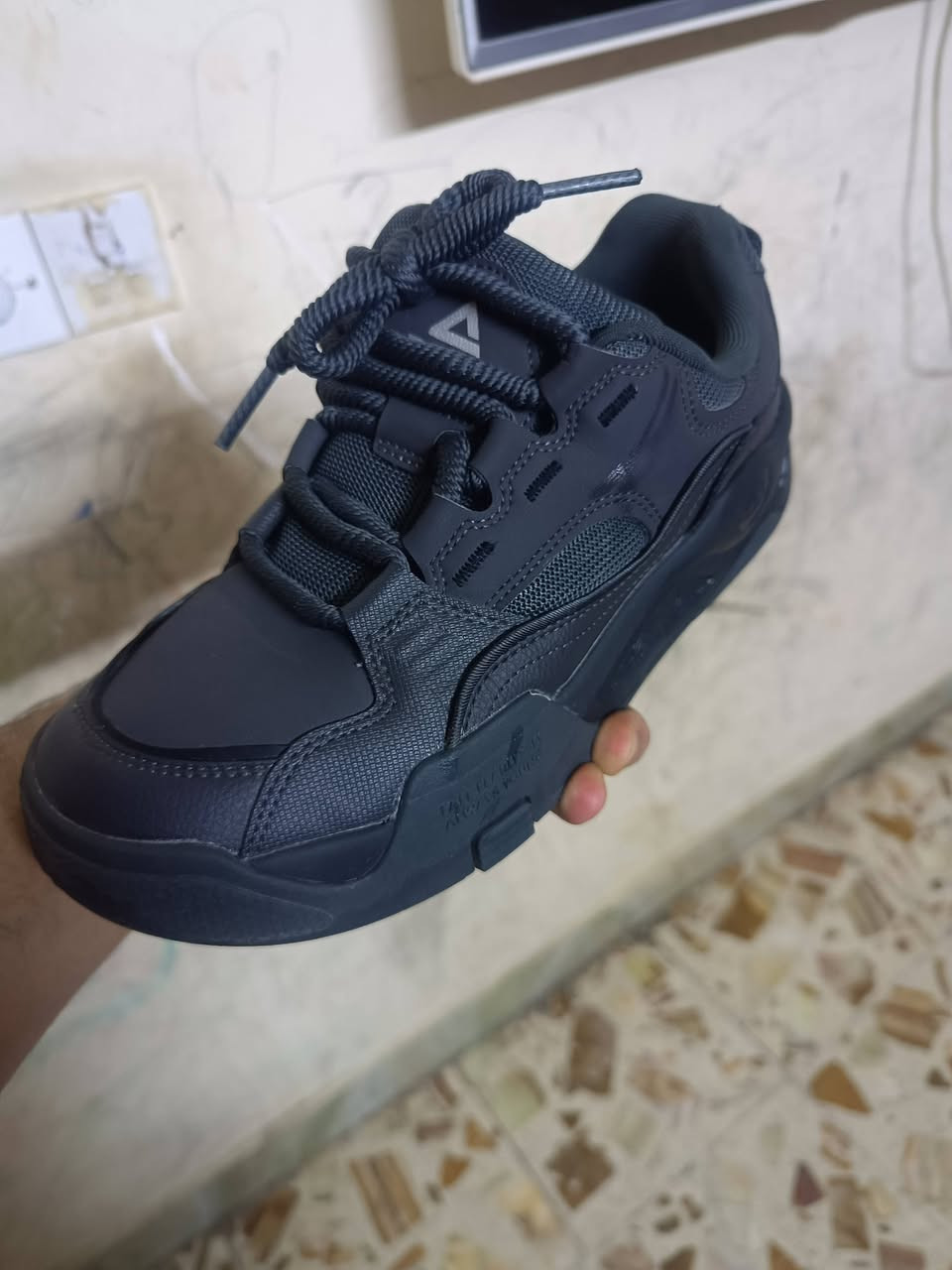 حذاء بالة كلش نضيفه ومريحة قياس 41 بل حقيقة احلى من صوره سعر 20 العنوان ساحة عدن وره جوازات ***********
