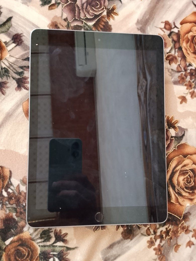 سلام عليكم ايباد نضيف 
سعره 150 وبي مجال بسيط
***********
