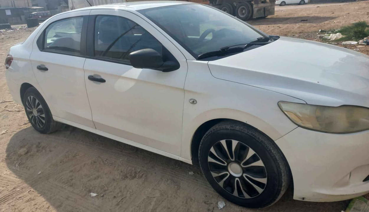بيجو فرنسي ٢٠١٤ نظيفه اوتوماتيك  رقم بابل لون ابيض سعر ٦١.    *********** كربلاء, العراق
