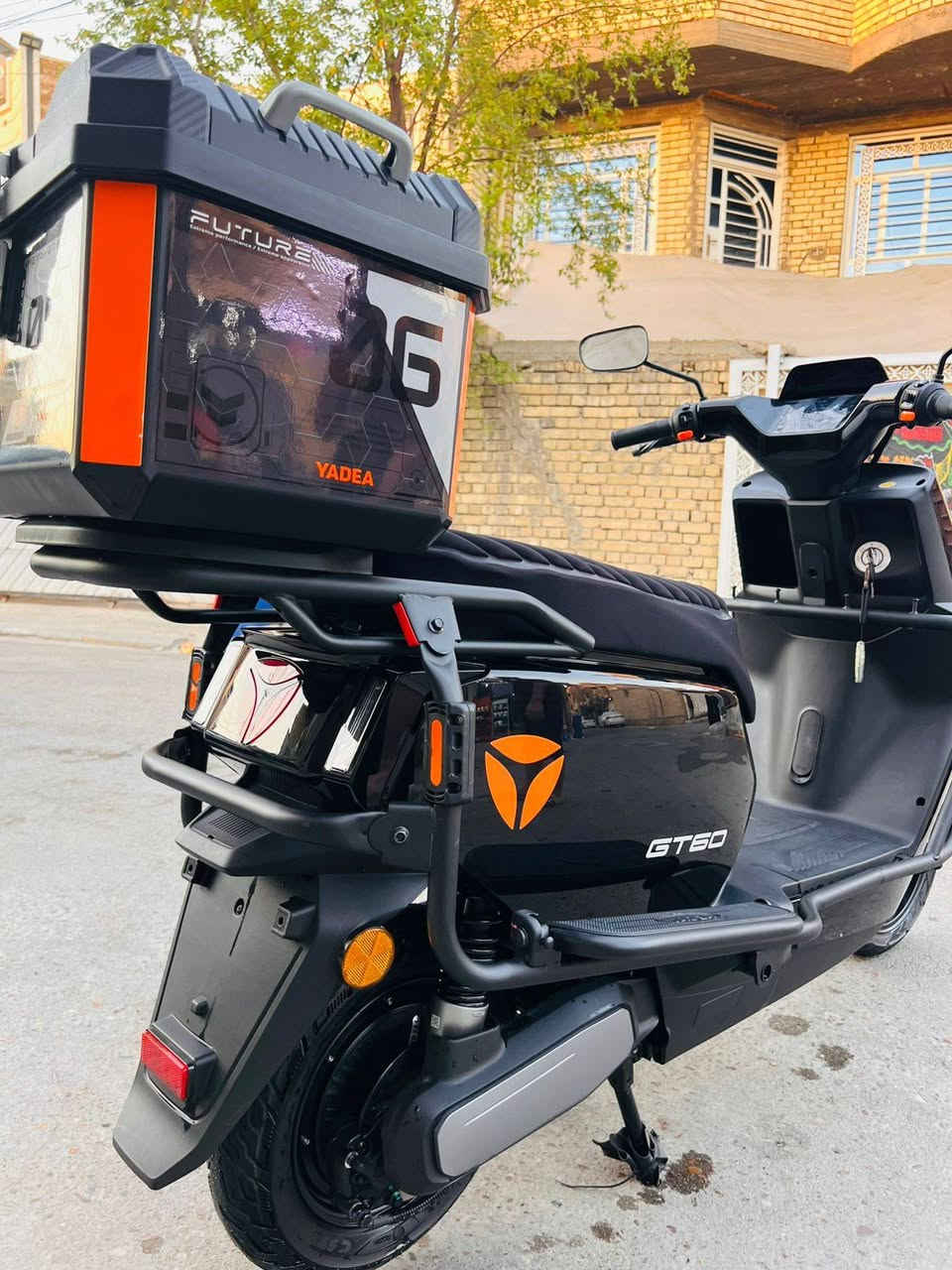 سلام عليكم ورحمه الله وبركاته 
دراجه شحن نوع ياديا GT60
القدرة القصوى للملف: 2500 واط
نوع البطارية: كرافين
نظام التشغيل: بصمة + سويج + تطبيق ياديا حجم البطارية: 25 أمبير/ 72 ڤولت عدد البطاريات: 6 بطاريات
حجم الويل: 12 انج أمامي / 10 انج خلفي الفرامل: دسك أمامي / دسك خلفي
السرعة: 64 كم / ساعة
المسافة المقطوعة للشحنة الواحدة: 65-75 كم السعر 950 وبيه مجال قليل 
مكاني بغداد الزعفرانيه للااستفسار اتصل***********
