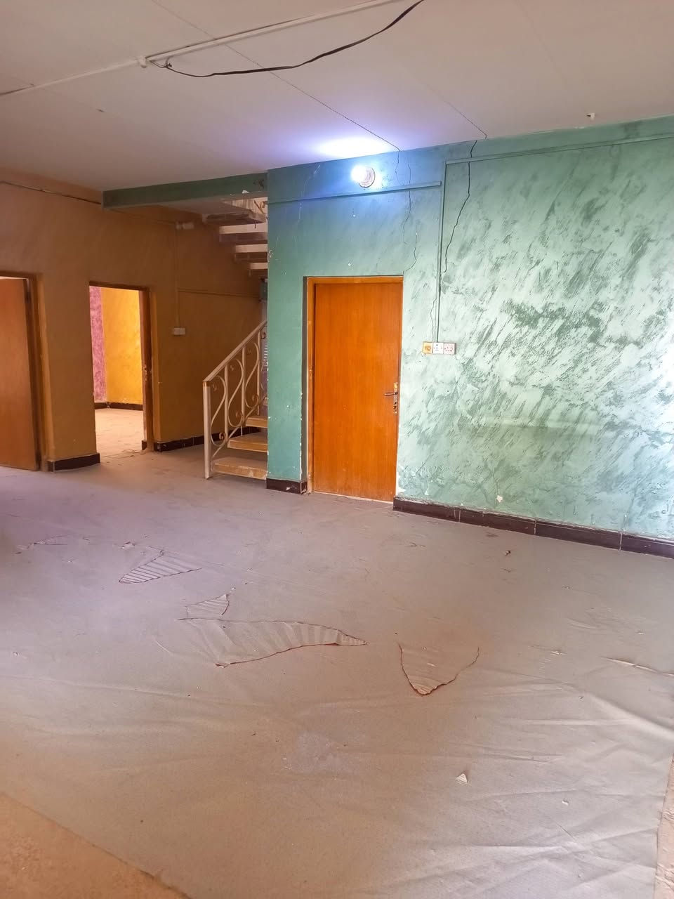 يوجد بيت للايجار الشارع الرئيسي حي الفرات
يحتوي على غرفتين وصاله ومطبخ وصحيات واستقبال وكراج 
للاستفسار الاتصال على الرقم الموجود 
***********

يصلح أن يكون مكاتب أو مؤسسات أو شركات
