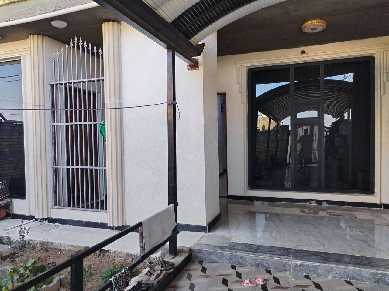 دار للبيع في منطقه الجرحى المساحه 200متر شارع 12 مقابيل شارع 12 البيت طابقين كامل السعر ب160 للاستفسار ***********
