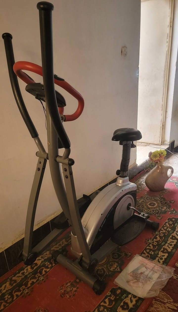 ​💪 جهاز الرشاقة المتكامل 2 في 1: أوربتراك + دراجة ثابتة 🚴‍♂️
جهاز E-Strider BE3160 من ماركة Body Sculpture العالمية.
​✅ المميزات:
​تصميم مزدوج: يستخدم كجهاز أوربتراك (واقف) أو كدراجة تمارين (جالس) بفضل المقعد المريح.
​تمرين شامل: يحرك عضلات الجسم كاملة ويساعد في حرق الدهون بفعالية عالية.
​لطيف على المفاصل: حركة انسيابية تحمي الركب والظهر.
​كامل الملحقات: يتوفر معه كتيب التعليمات وأدوات الضبط الأصلية.
​مثالي جداً للتمارين المنزلية وتوفير المساحة! ✨

السعر ١٥٥ الف 
الجهاز نظيف جدا استخدام قليل .


**إذا كنت صاحب هذا الإعلان وتريد حذفه لأي سبب، رجاءا أرسل رسالة إلى الدعم الفني**