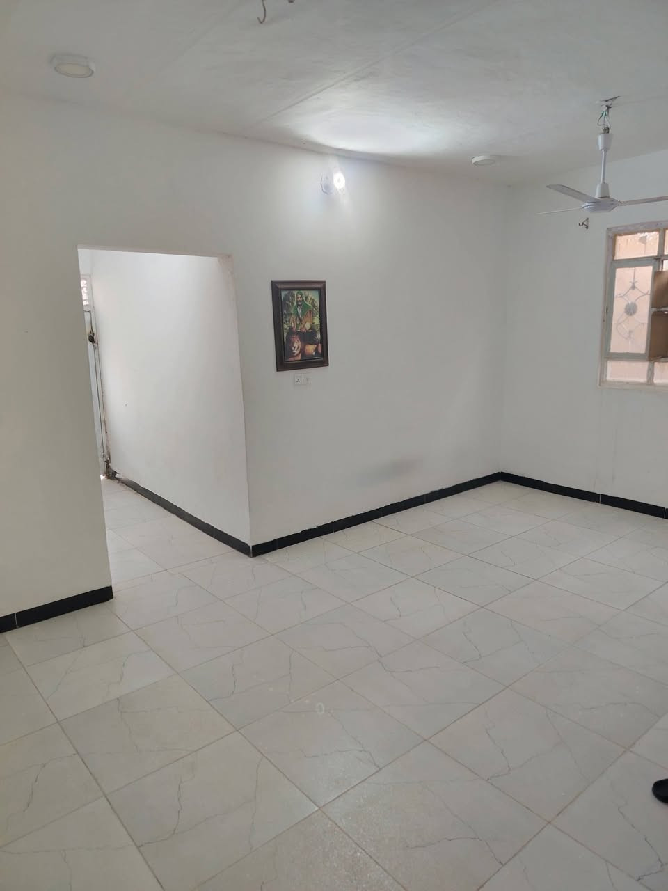 بيت للبيع شارع تئمين قرب سيد محمد مساحه 150غرفه وصاله ومطبخ وبراني حديقه 4×في 7تشاريف كامله مناقصه شي للستفسار ***********
