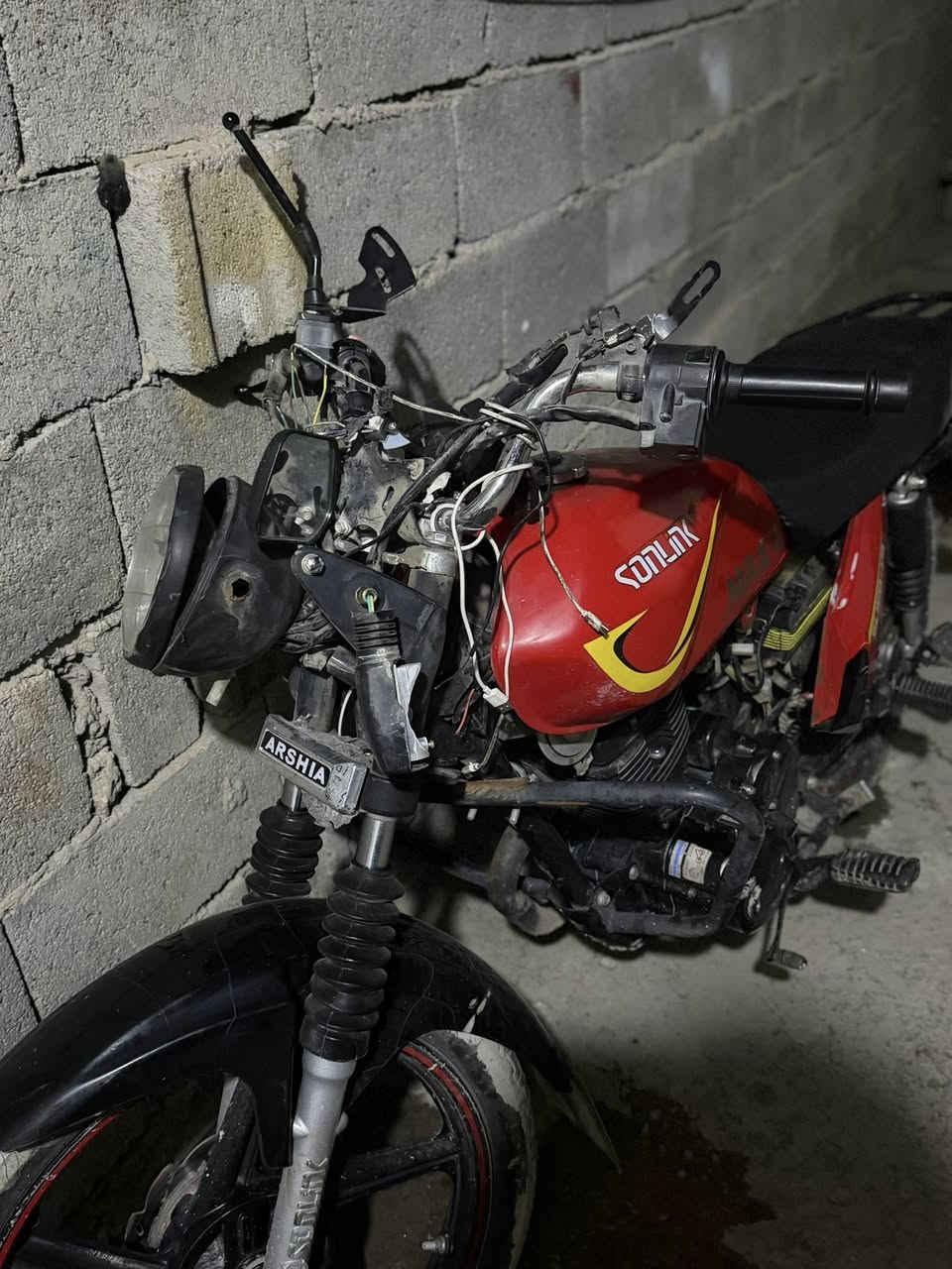 سلام عليكم شباب دراجه للبيع دراجه مسوي بيها حادث أبيع كوم حديد الشراي يتصل السعر قيم با اليرضه الله الرقم ***********
