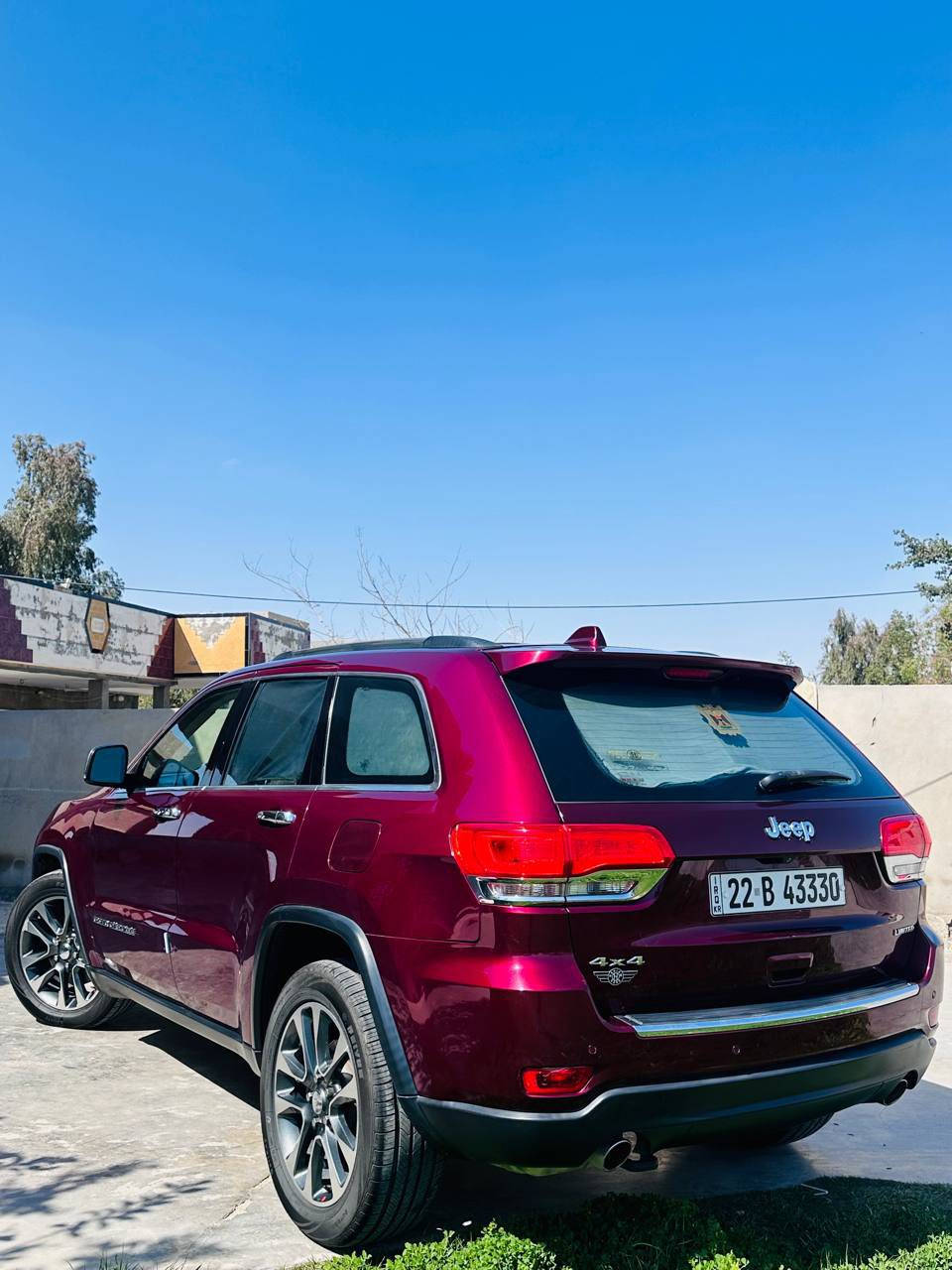 سيارة :جيب
الفئة:لمتدد بلاص خليجي 
الرقم للاستفسار:0774079007
نظام مانع انغلاق المكابح ABS
 • نظام الثبات الإلكتروني VSC
 • نظام مانع الانزلاق Traction Control
 • وسائد هوائية متعددة
 • حساسات أمامية وخلفية
 • كاميرا خلفية
 • مساعد صعود المرتفعات Hill Assist  

2️⃣ أنظمة الطرق الوعرة
 • دبل ثقيل وخفيف (4×4 دائم)
 • قفل الدفرنس الوسطي
 • نظام التحكم بالانزلاق في الرمل والطين
 • ارتفاع جيد عن الأرض للطرق الوعرة
 • نظام تعليق قوي للصحاري والجبال  

3️⃣ المميزات الداخلية
 • مكيف أمامي وخلفي
 • تحكم بالصوت من المقود
 • بلوتوث + AUX
 • مقاعد قماش أو جلد حسب الفئة
 • تحريك المقاعد كهربائي
 • طي المقاعد الخلفية
 • فتحات مكيف خلفية
 • صندوق تبريد (Cool Box) في بعض الفئات  

4️⃣ المميزات الخارجية
 • جنوط ألمنيوم
 • مصابيح ضباب
 • مرايا كهربائية قابلة للطي
 • دعسات جانبية
 • سبويلر خلفي
 • شبك وقطع كروم
 • حامل سقف (Roof Rails)  

5️⃣ الراحة والتقنيات
 • مثبت سرعة
 • تشغيل بصمة (Smart Key) في بعض الفئات
 • شاشة معلومات ونظام ملاحة
 • نوافذ كهربائية
 • نظام صوتي متعدد السماعات  
موديل:2017
السعر:260


**إذا كنت صاحب هذا الإعلان وتريد حذفه لأي سبب، رجاءا أرسل رسالة إلى الدعم الفني**