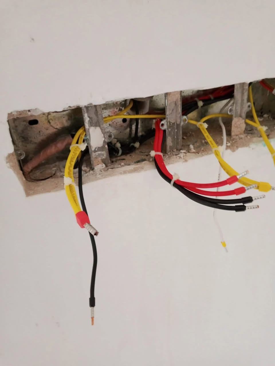 السلام العليكم 
مستعدون لنصب وصيانه اجهزه التبريد صيانه موقعيه وصيانه الغسالات الاوتوماتيك والعادي 
تاسيس كهرباء سيمنز وبوري 
كادر كامل الاتصال 
***********
