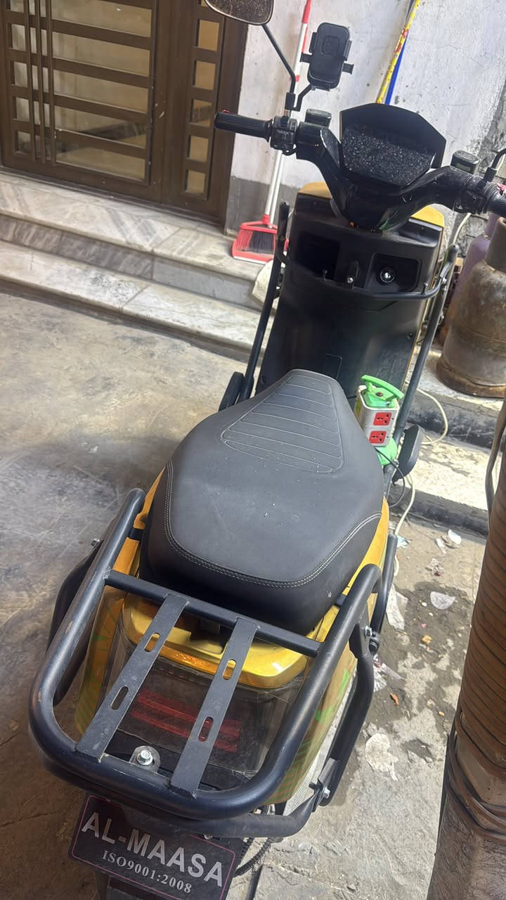 سلام عليكم دراجة كهربائية الماسة فول مواصفات نظام R سرعة 80 حقيقي واكثر ٦ بطاريات بيها 4 سرعات الدراجة بعدها جديدة وحاله البطاريات كلش زينة الكشر كلشي مبي جديد ونظيفة بالحقيقة احلا من الصور السعر 650 مستعجل ع البيع  
مكاني الاعظمية 
اتصال : ***********
