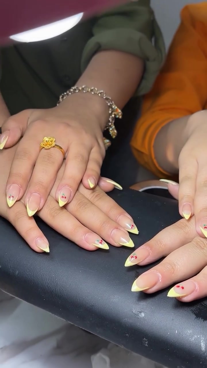 عروض العيد 🤩 ويا رُقي اكرلك 💅🏻 
جل اكستيشن فول دزاين ب20 الف 
جل اكستيشن + جلش فقط ب15 الف 
عنوان كميره ابو كفه 
رقم ***********
