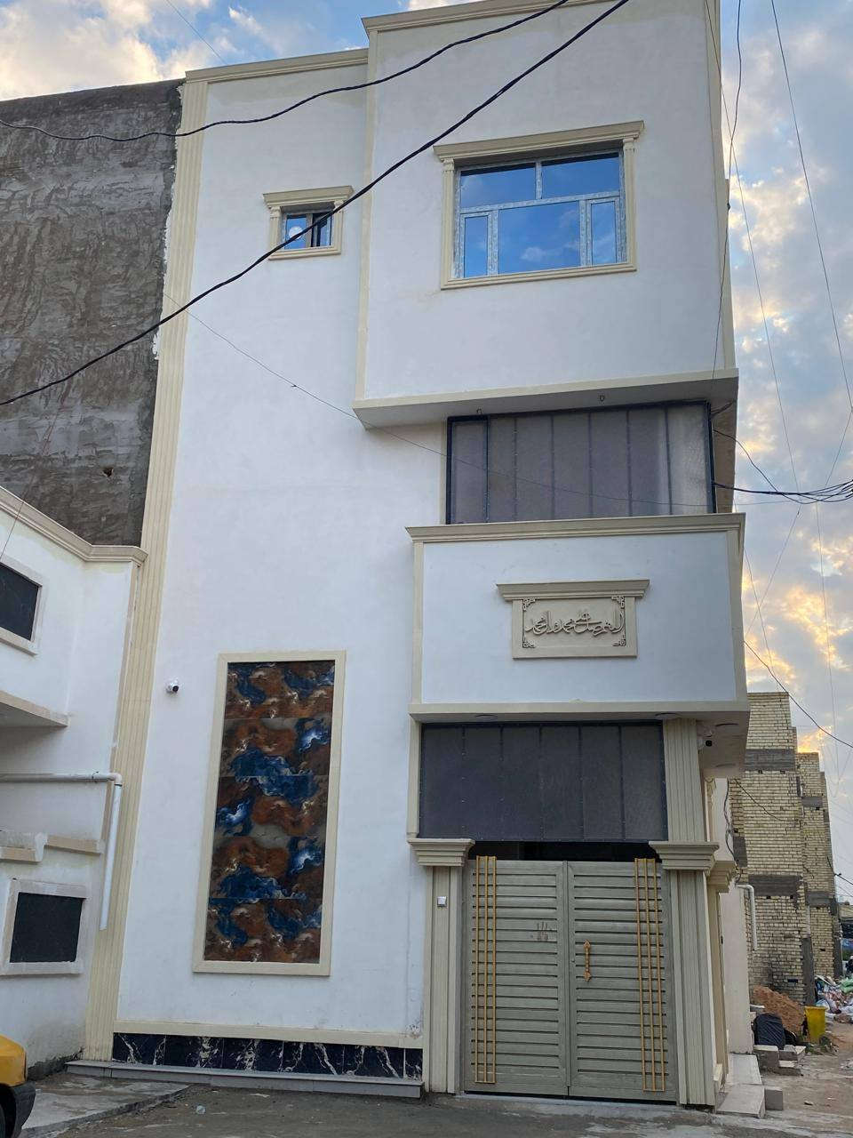 اللهم صل على محمد وال محمد
بيت ٣طوابق بناء حديث كل طابق بيت معزول على الاخر بيت كامل 140م ركن زنجيل في منطقة الخطيب الزراعي شارع الشركة من جهة ومن شارع خوله الجهه الأخرى 
الواجهة 8/5م النزال 16/5م 
البيت نظام دكتات تبريد سبالت 
نظام كاميرات وانترنيت 
الطابق الاول تطبيك الالواح البورسلين 60*120 اسباني 
تأسيس بواري الصحيات والمجاري فتنك الماني 
تأسيس كهربائيات شركة جنون 
الصبغ شركة جوتن 
الأبواب خشب صاج عراقي تفصال 
الاشبابيك الامنيوم تركي شركة عاج المحجرات الدرج خشب صاج عراقي 
الديكورات ونقوش مغربية 
وبعد تفاصيل اكثر 
يرهم مراوس بلجوادين بالرحمانية الدولعي بقطعة أرض الخطيب الزراعي 
الاستفسار ***********
***********بي واتساب
