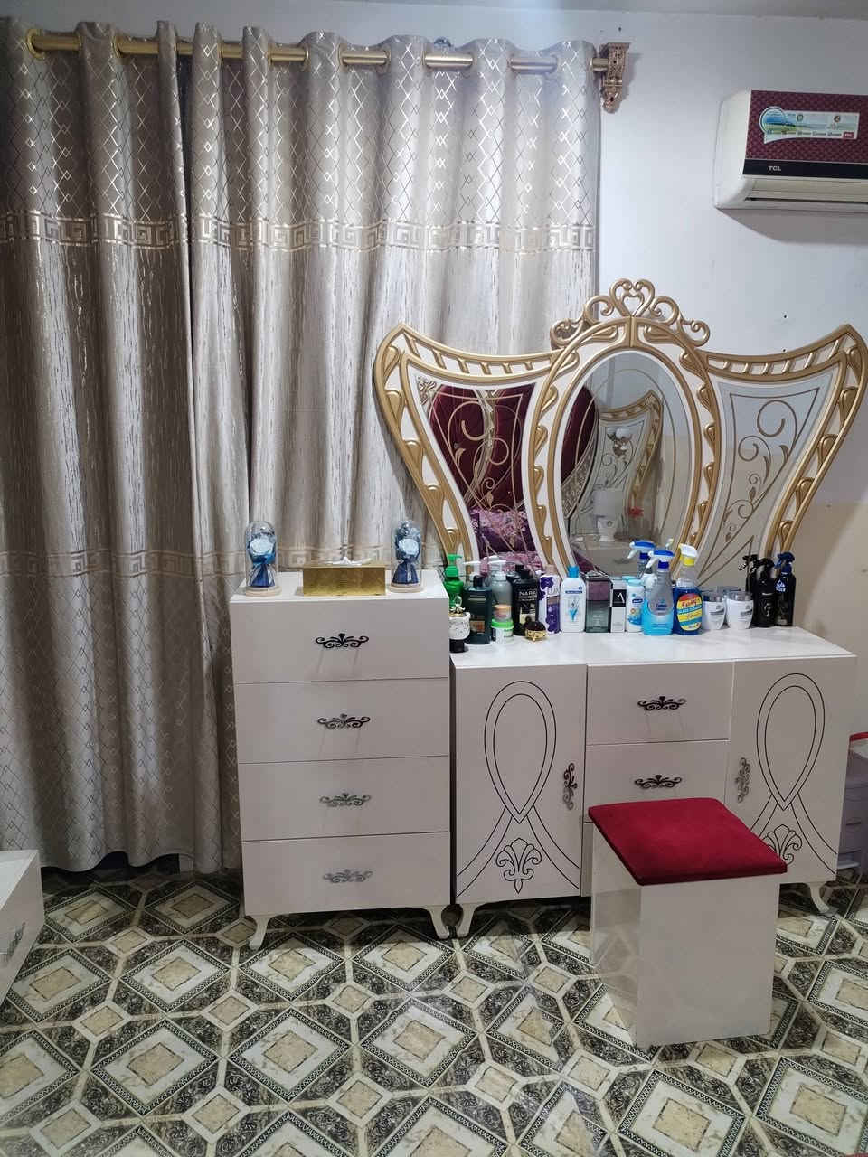 السلام عليكم
غرفة خشاب للبيع 7 قطع غرفة نظيفه جدا  أبوب الكنتور الوسط سلايت مثل مموظح بالصوره
السعر 750 وبيه مجال
في راوه حي القادسية
للاستفسار ***********
