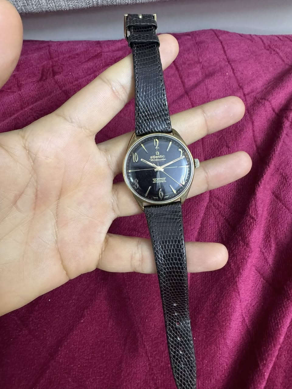 اتلانتك  سويسري اصلي القطر الكبير 37 نظافة ممتازة مينا لوك نصب تكويك الماكنة الذهبيه ٩٠$ شامل التوصيل


**إذا كنت صاحب هذا الإعلان وتريد حذفه لأي سبب، رجاءا أرسل رسالة إلى الدعم الفني**